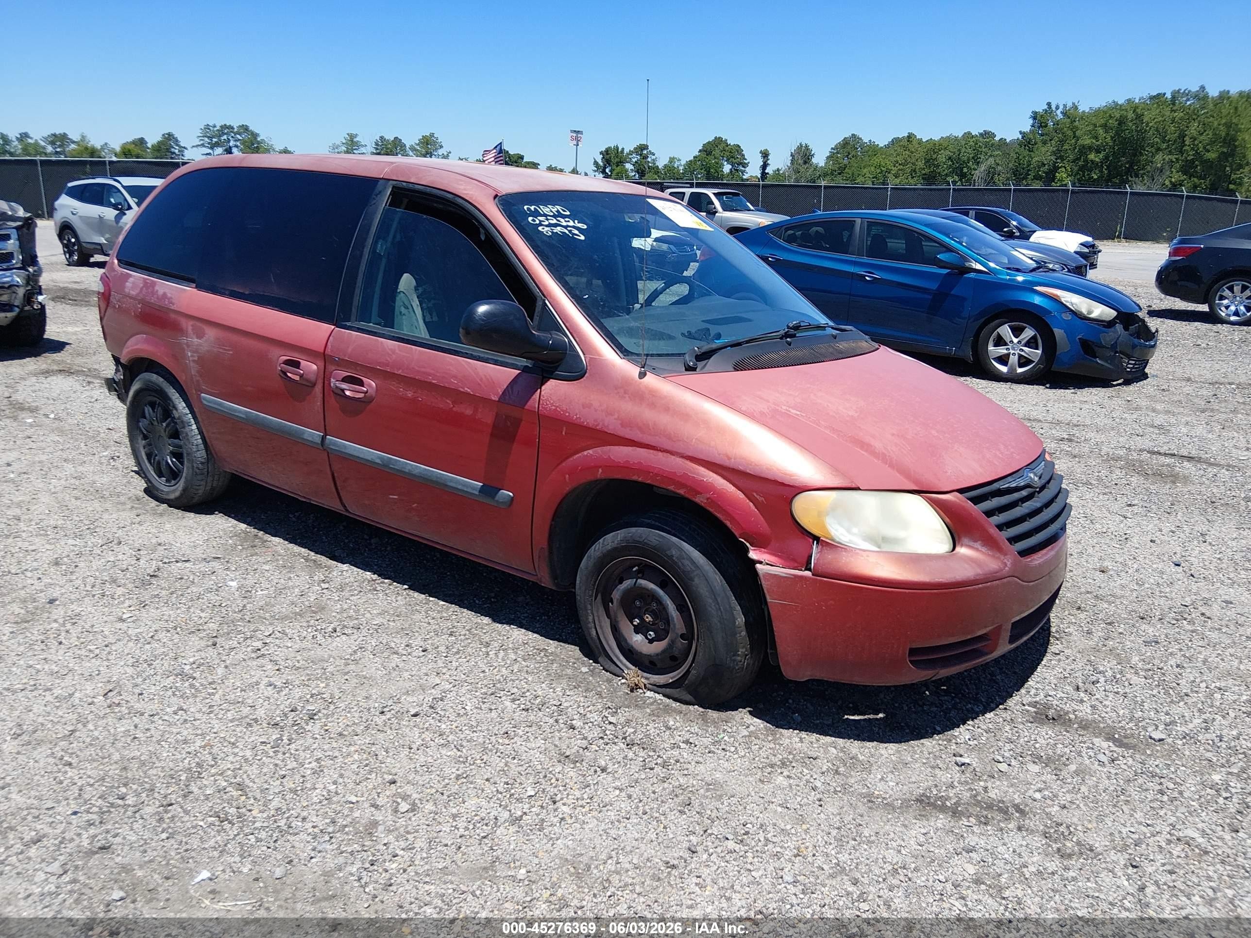 2005 Chrysler Town & Country   Red vin: 1C4GP45R75B318993