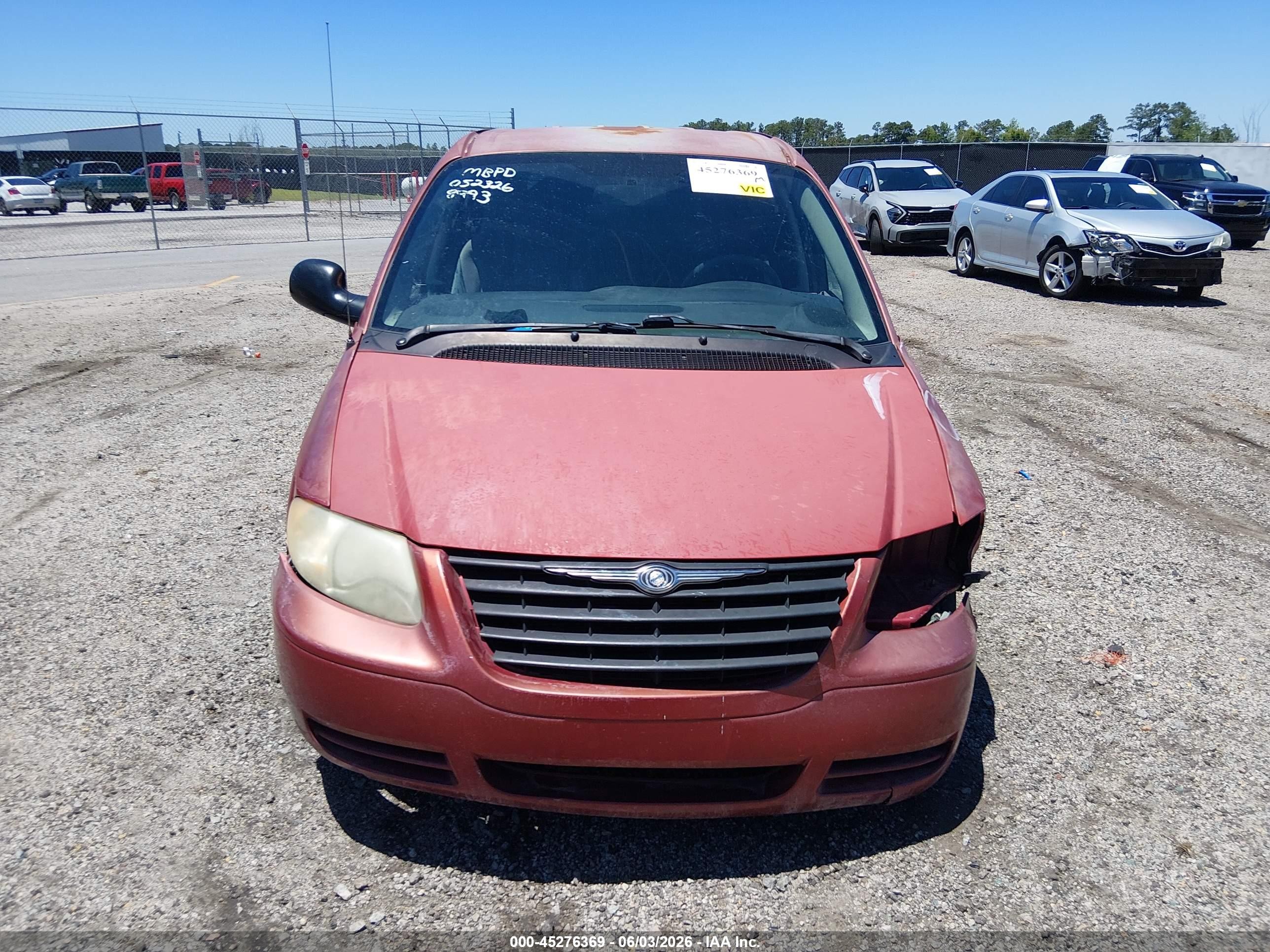 2005 Chrysler Town & Country   Red vin: 1C4GP45R75B318993
