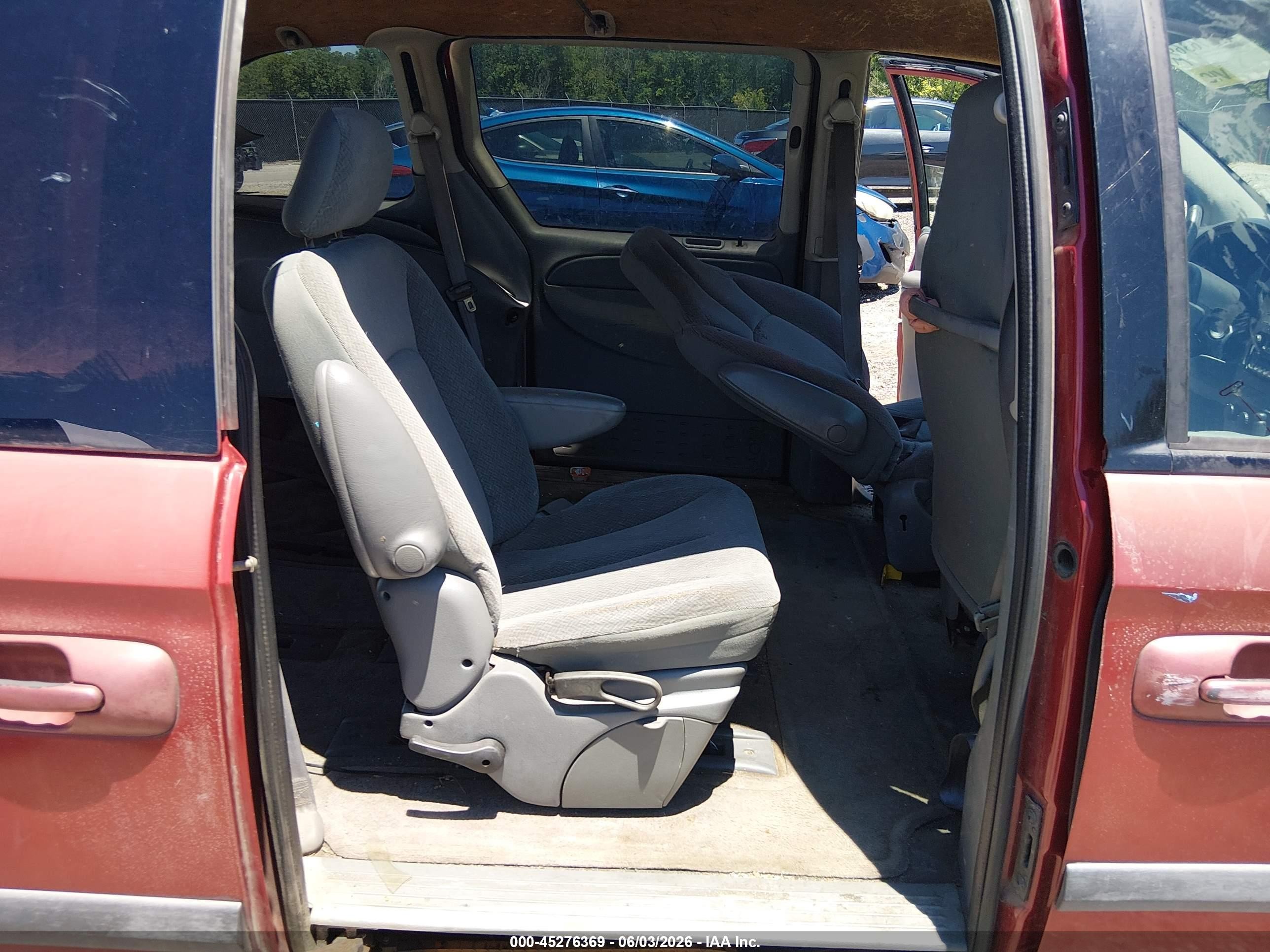2005 Chrysler Town & Country   Red vin: 1C4GP45R75B318993