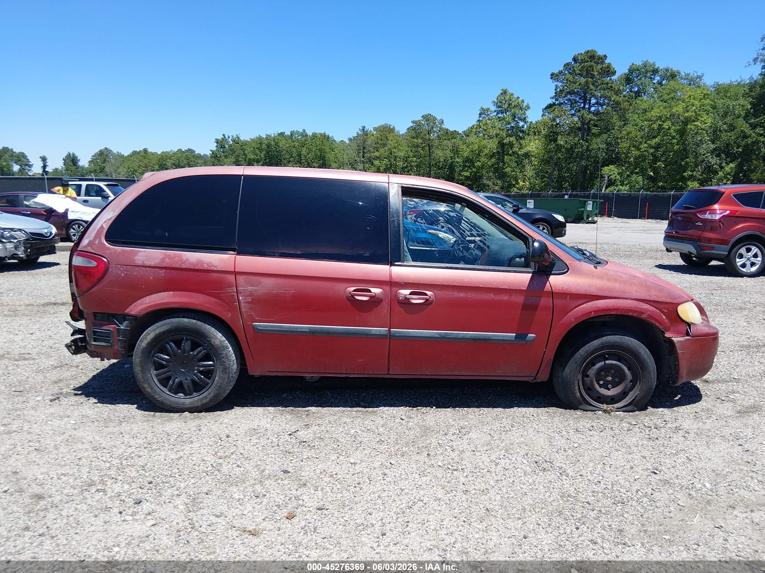 2005 Chrysler Town & Country   Red vin: 1C4GP45R75B318993