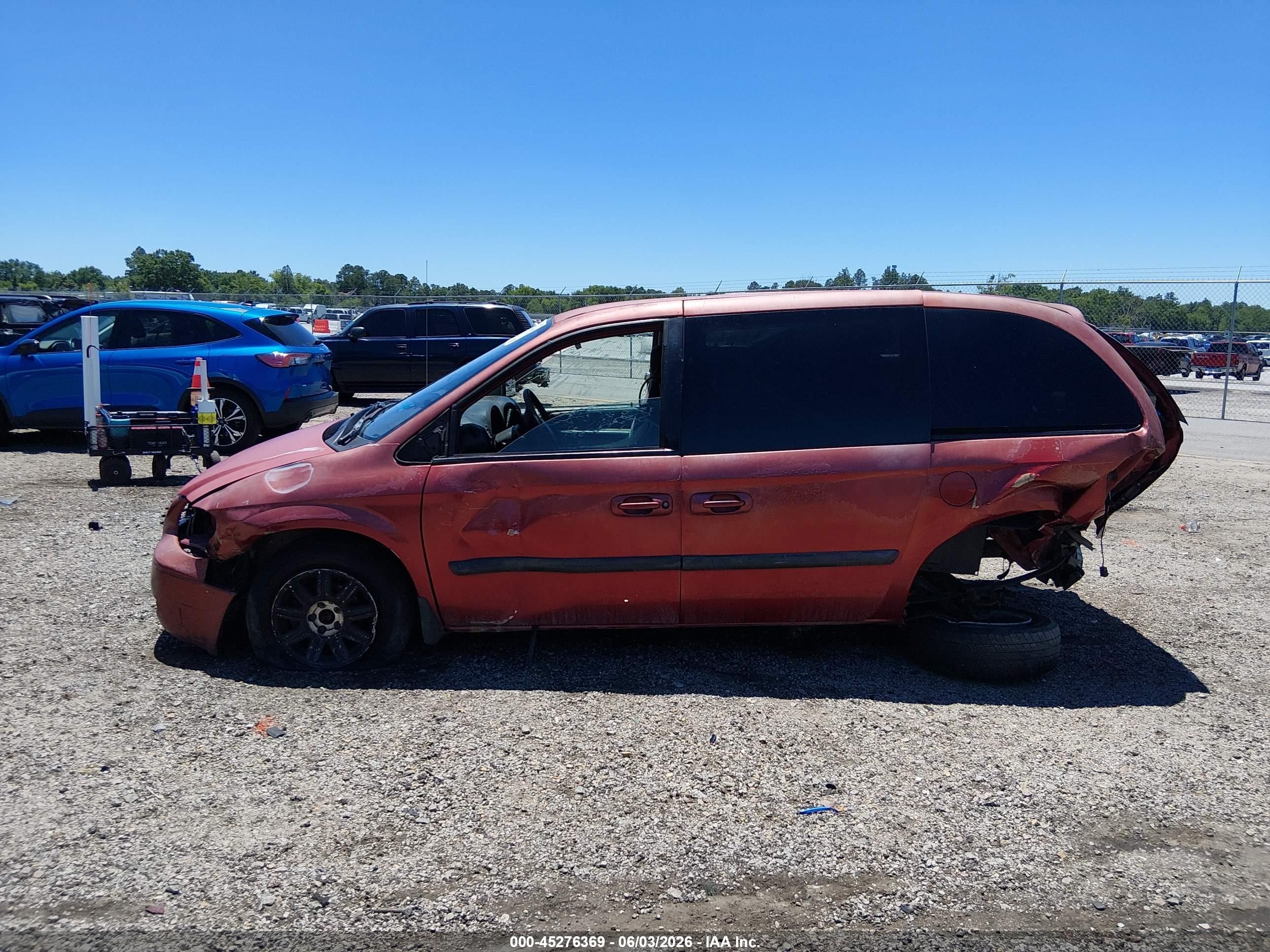2005 Chrysler Town & Country   Red vin: 1C4GP45R75B318993