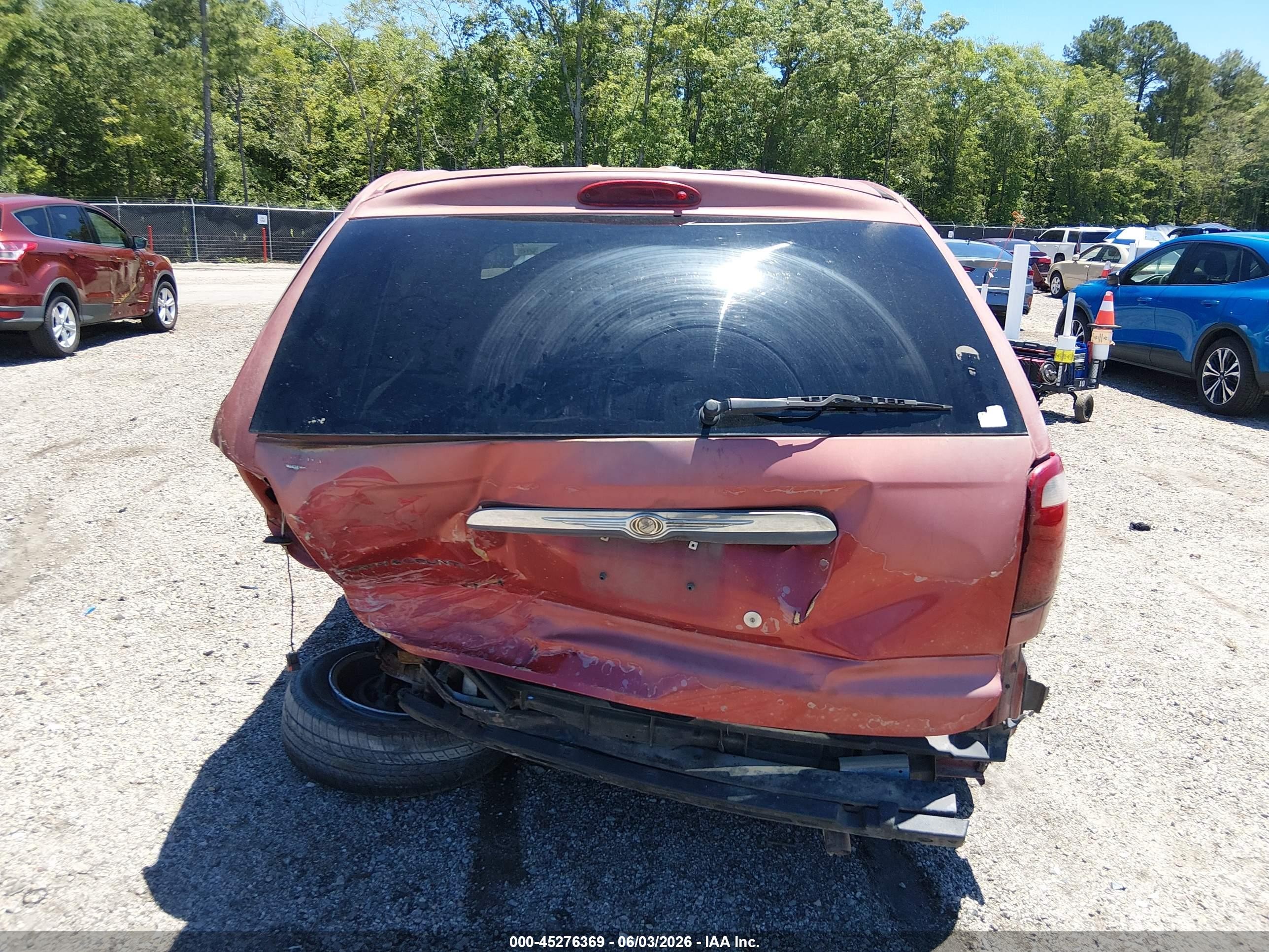 2005 Chrysler Town & Country   Red vin: 1C4GP45R75B318993