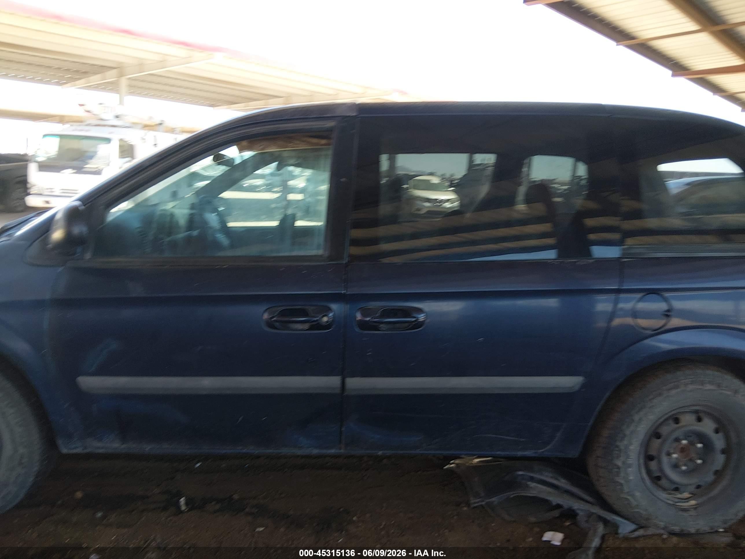 2005 Chrysler Town & Country Blue vin: 1C4GP45R85B302057