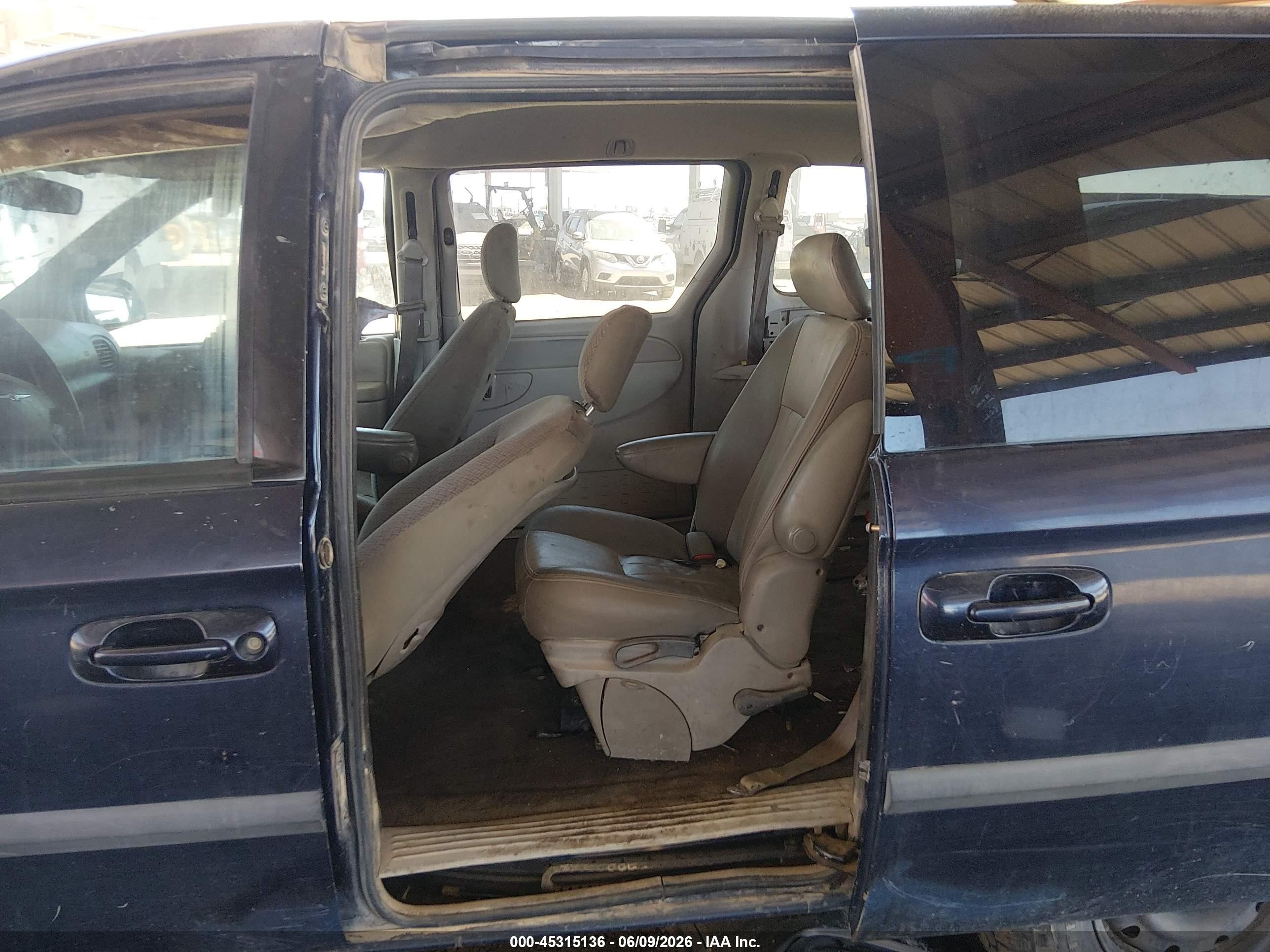 2005 Chrysler Town & Country Blue vin: 1C4GP45R85B302057