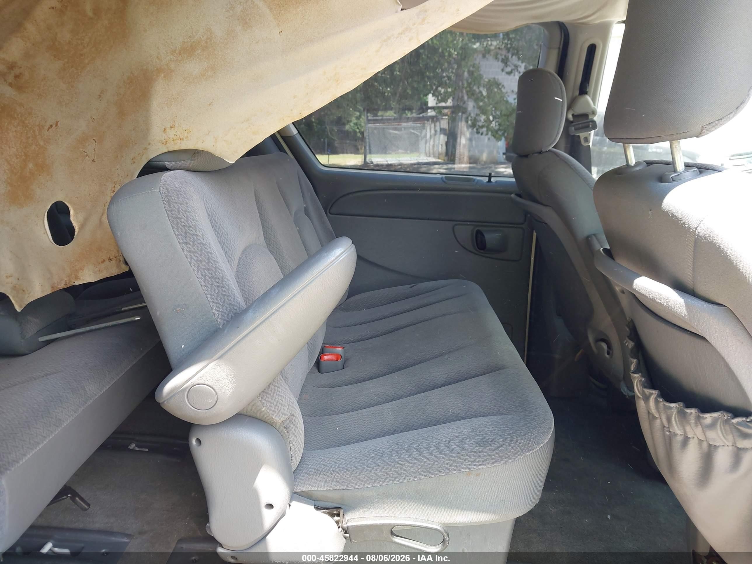 2005 Chrysler Town & Country   White vin: 1C4GP45R95B417265