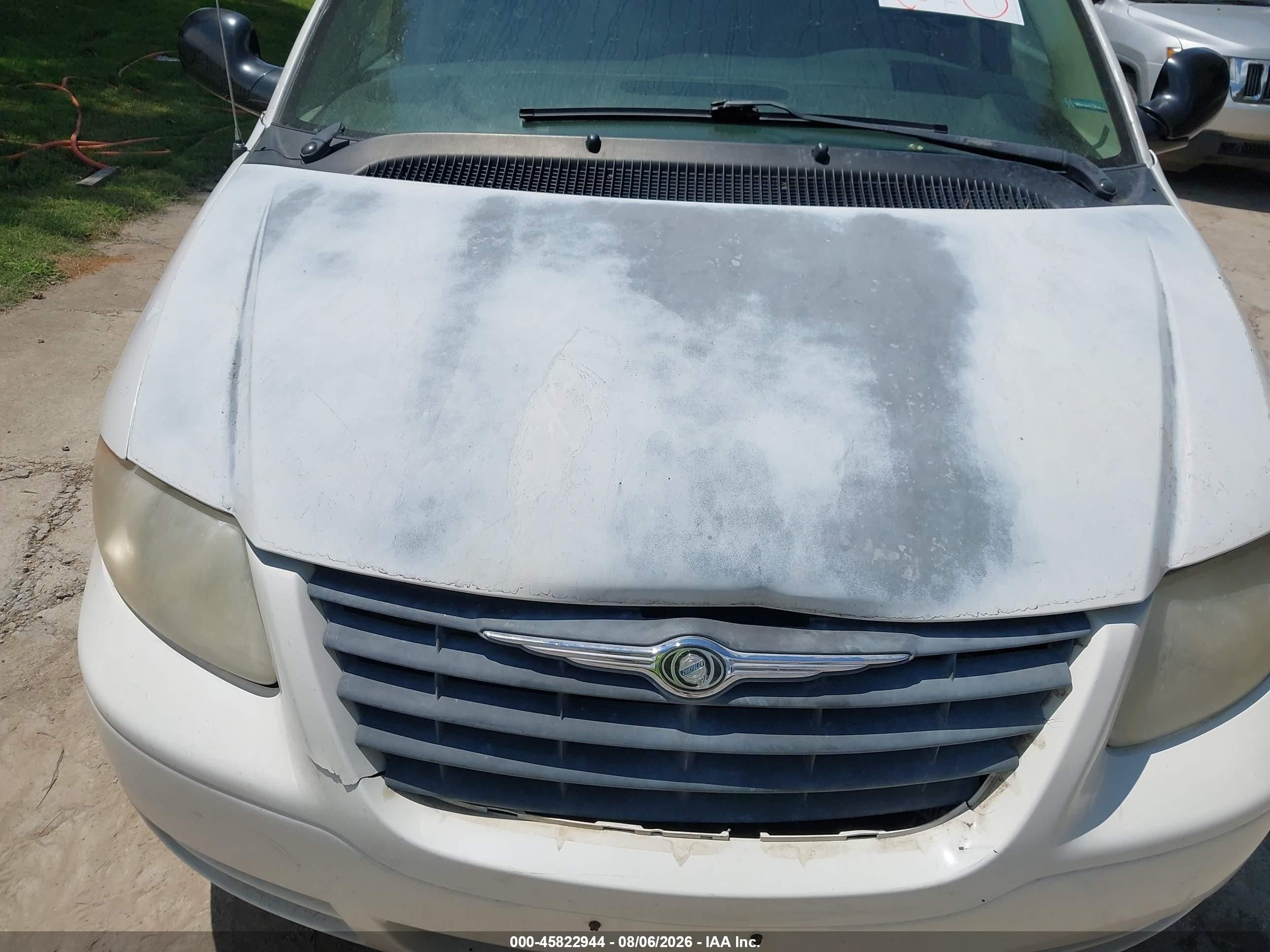 2005 Chrysler Town & Country   White vin: 1C4GP45R95B417265