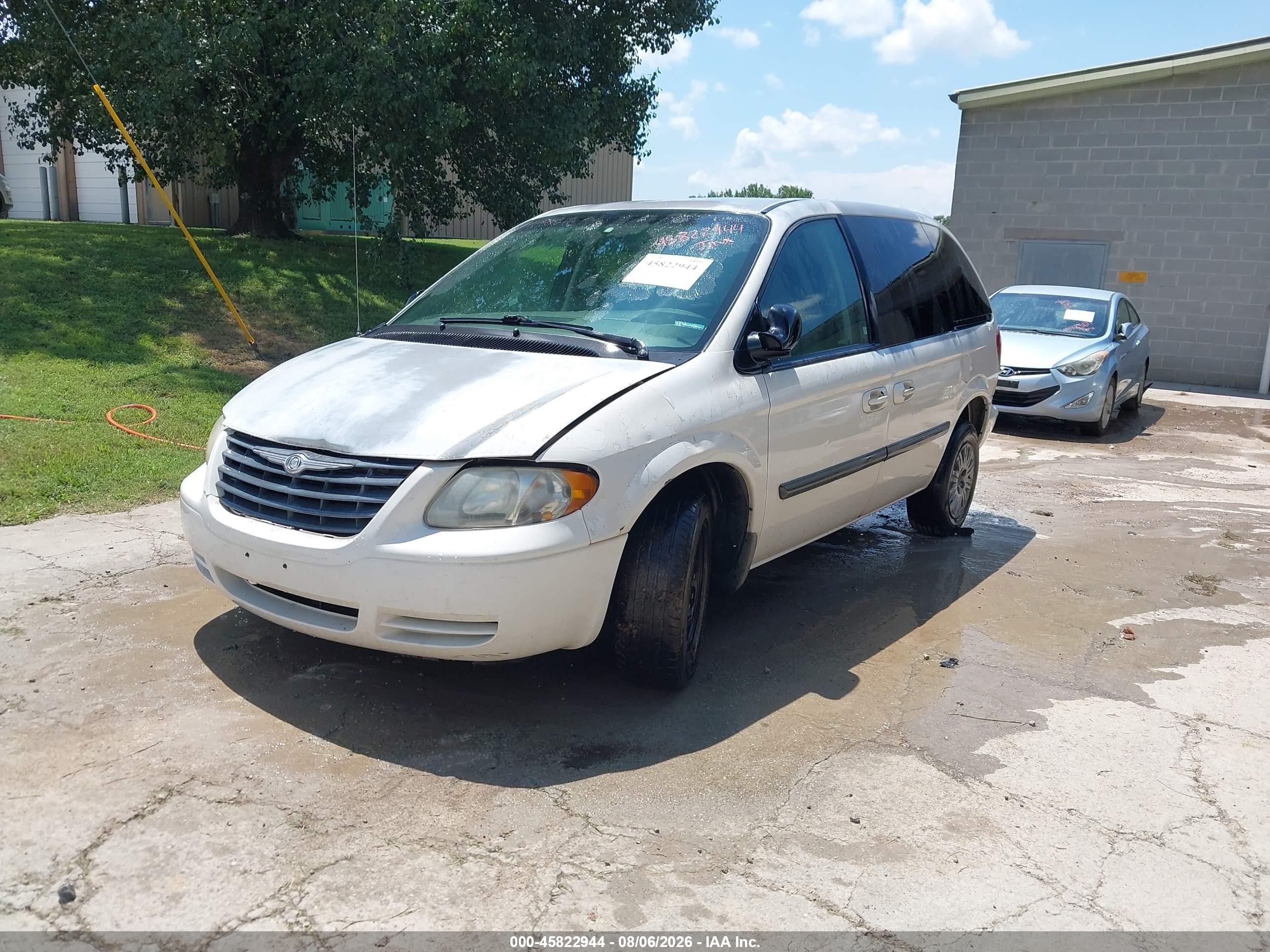 2005 Chrysler Town & Country   White vin: 1C4GP45R95B417265
