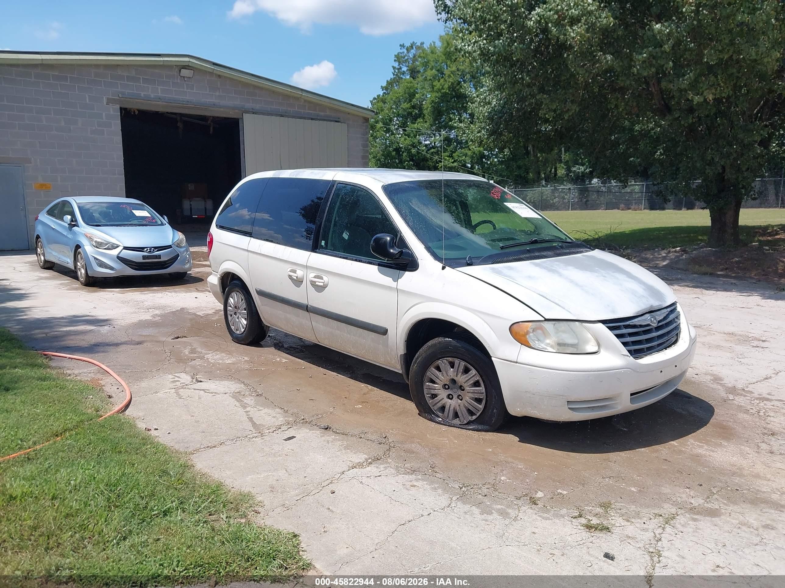 2005 Chrysler Town & Country   White vin: 1C4GP45R95B417265