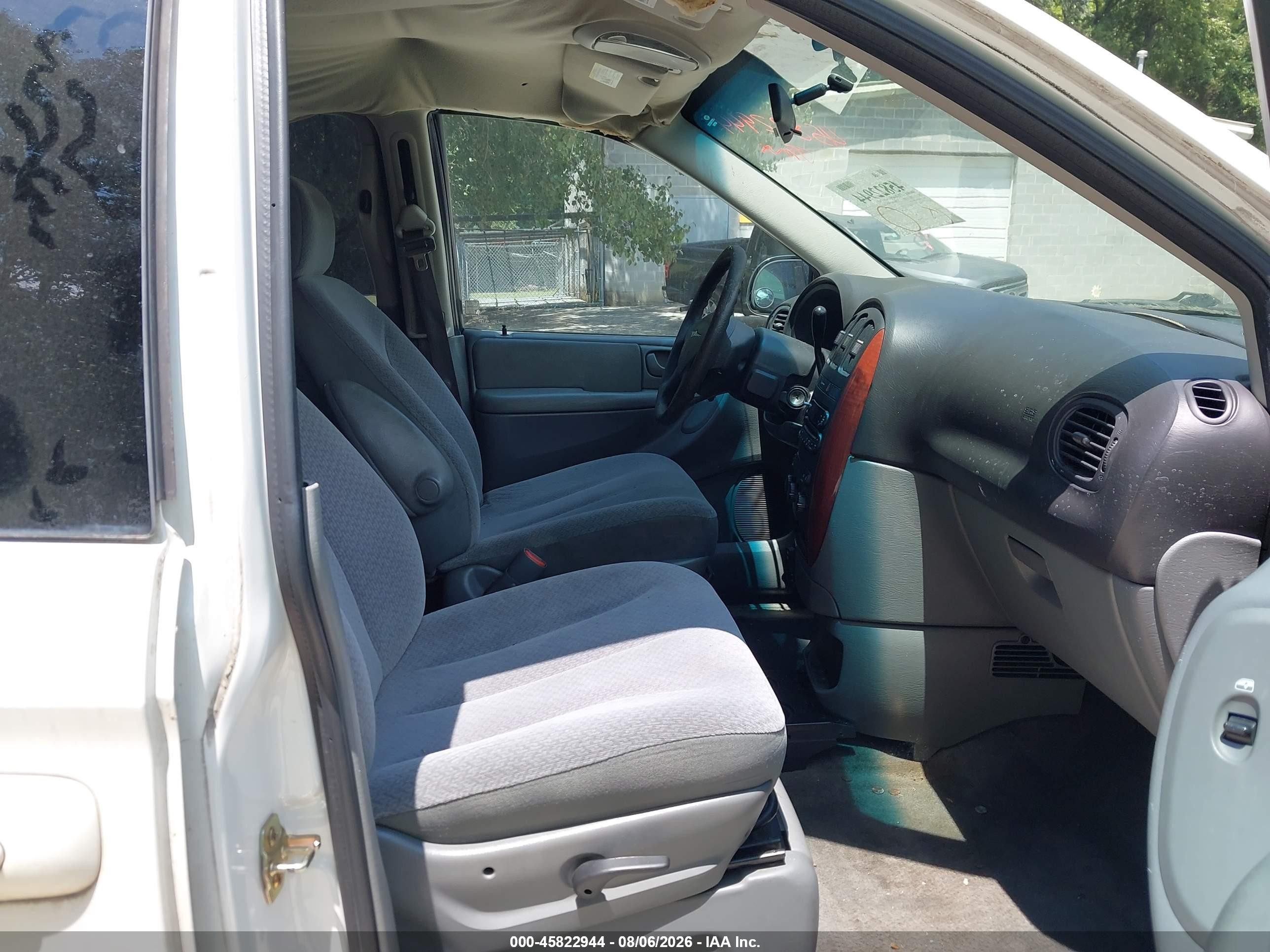 2005 Chrysler Town & Country   White vin: 1C4GP45R95B417265
