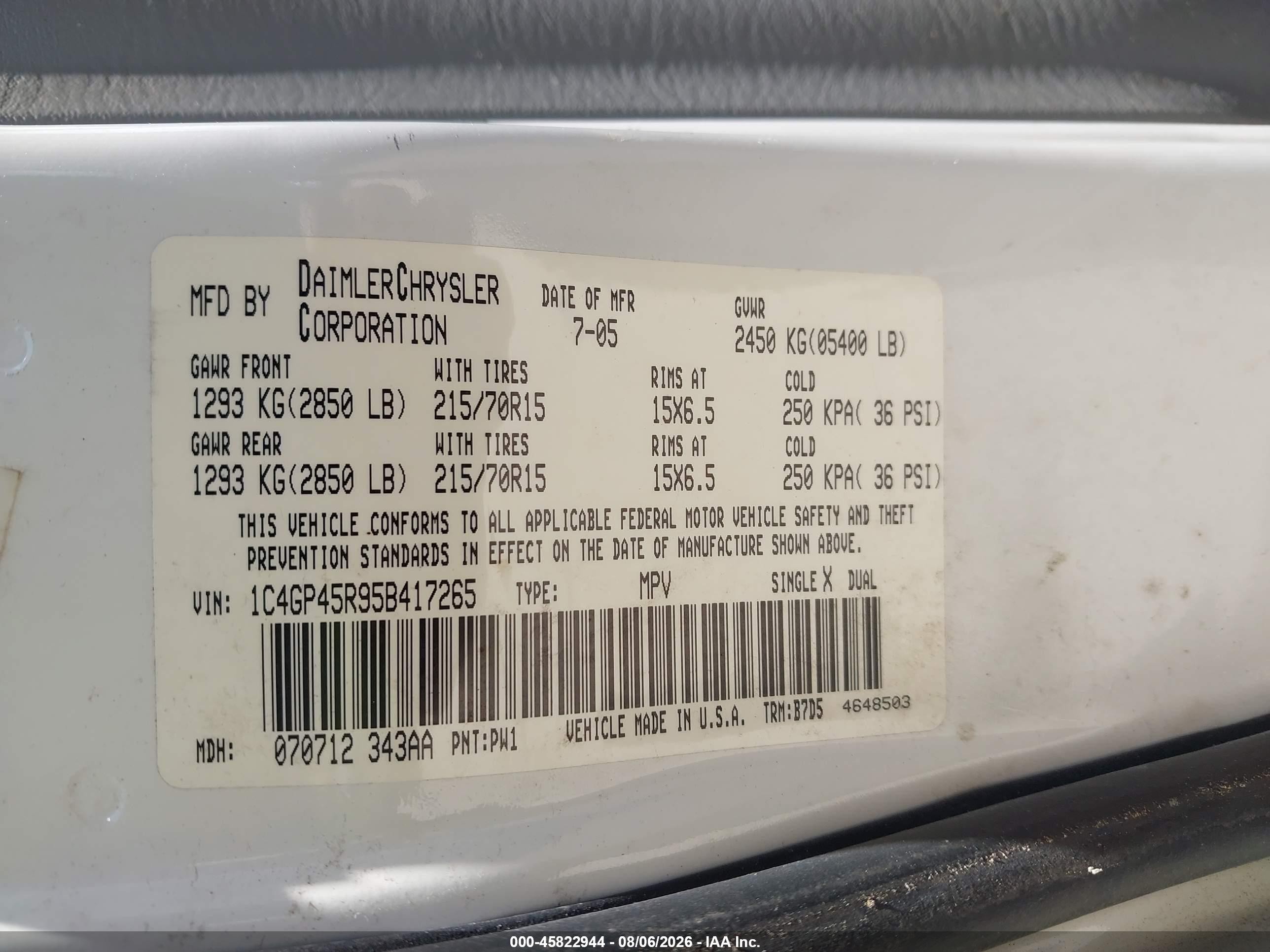 2005 Chrysler Town & Country   White vin: 1C4GP45R95B417265