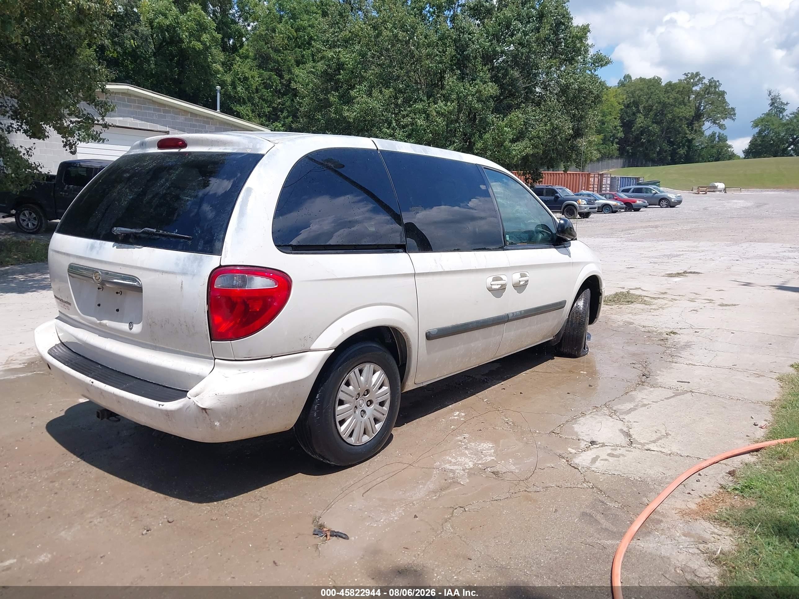 2005 Chrysler Town & Country   White vin: 1C4GP45R95B417265