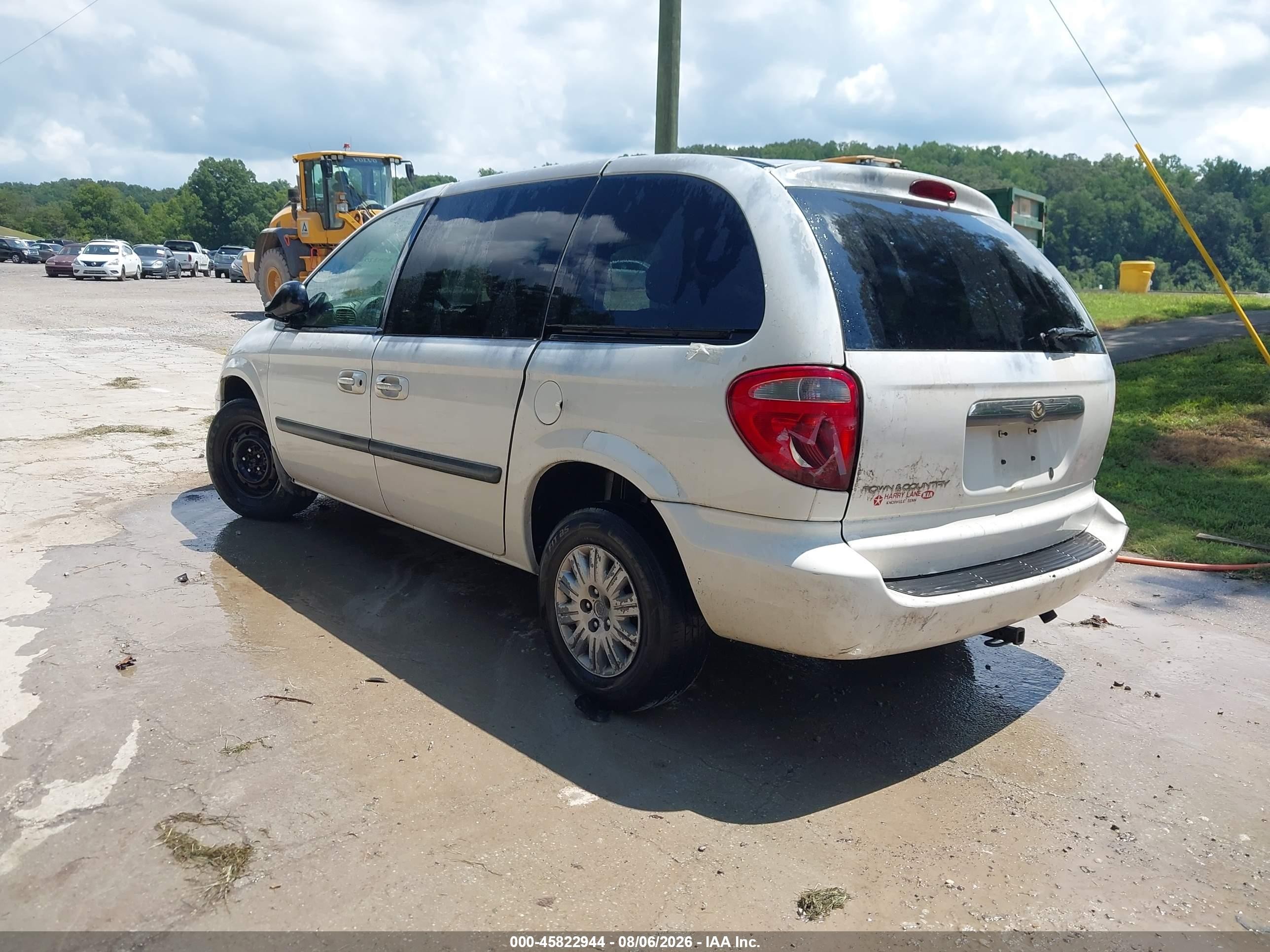 2005 Chrysler Town & Country   White vin: 1C4GP45R95B417265