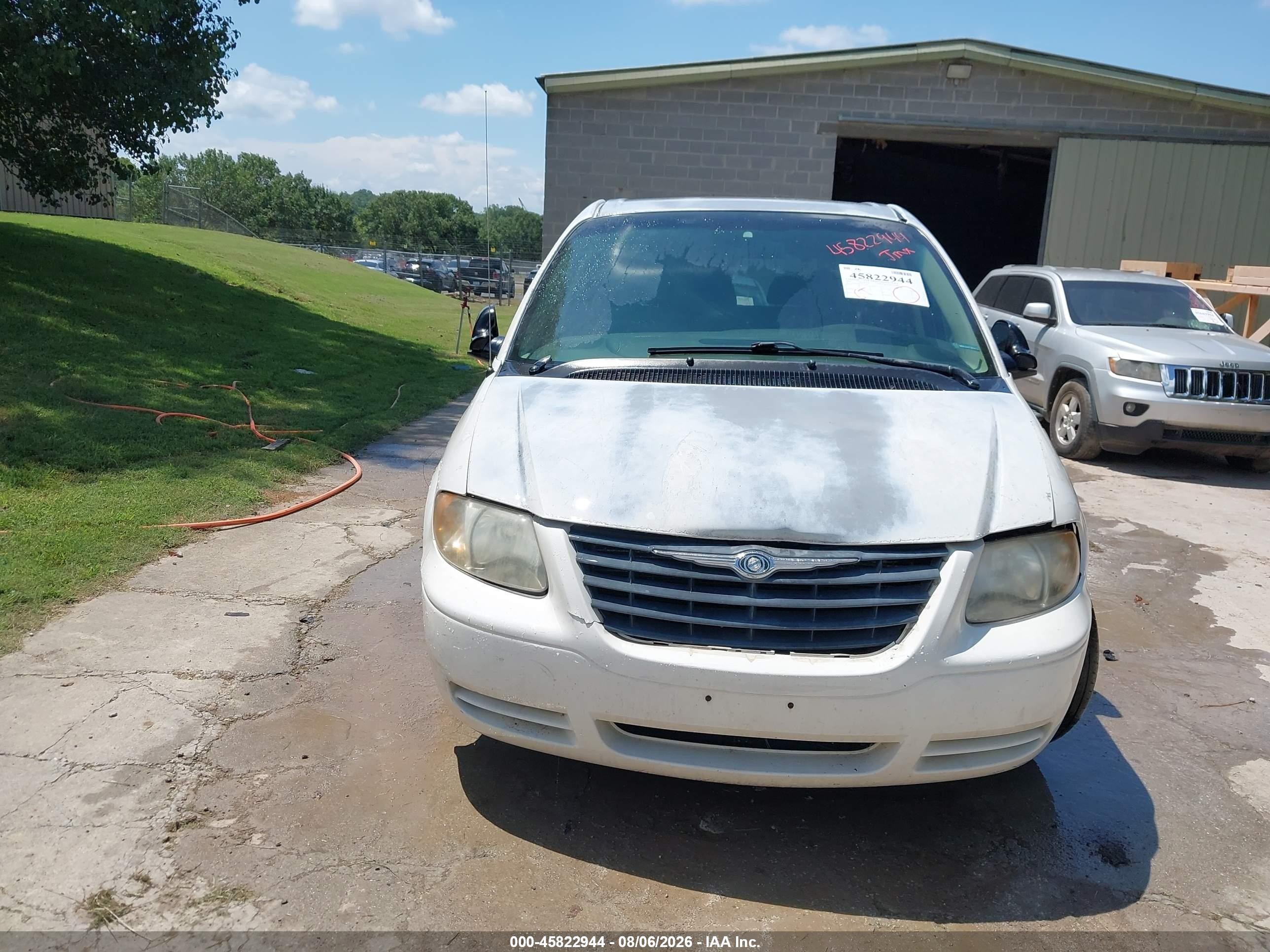 2005 Chrysler Town & Country   White vin: 1C4GP45R95B417265
