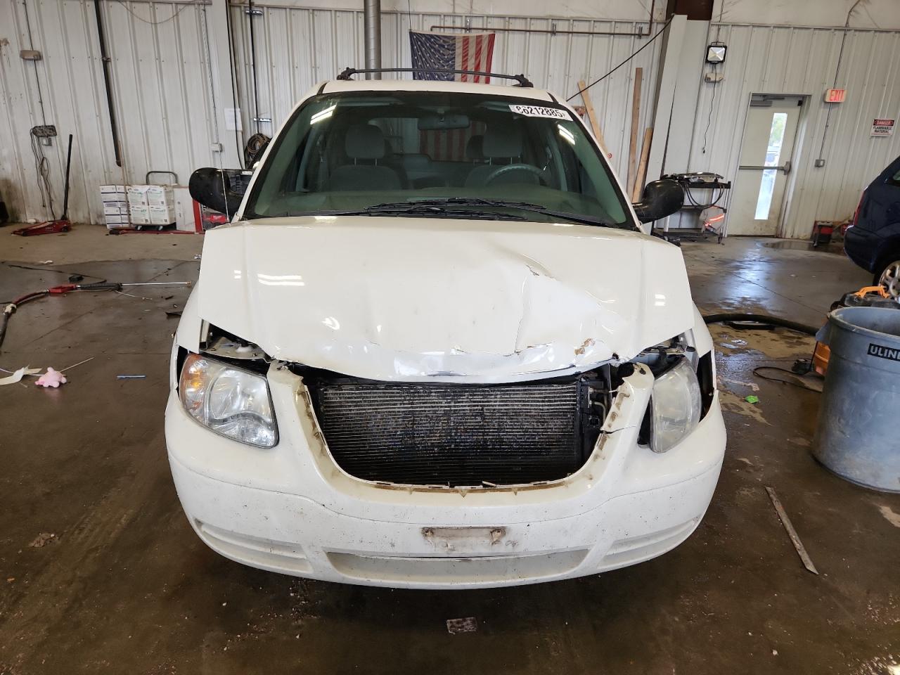 2005 Chrysler Town & Country White vin: 1C4GP45RX5B235882