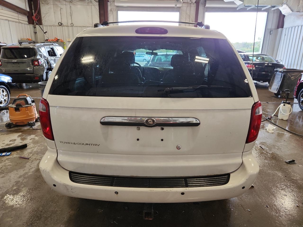 2005 Chrysler Town & Country White vin: 1C4GP45RX5B235882