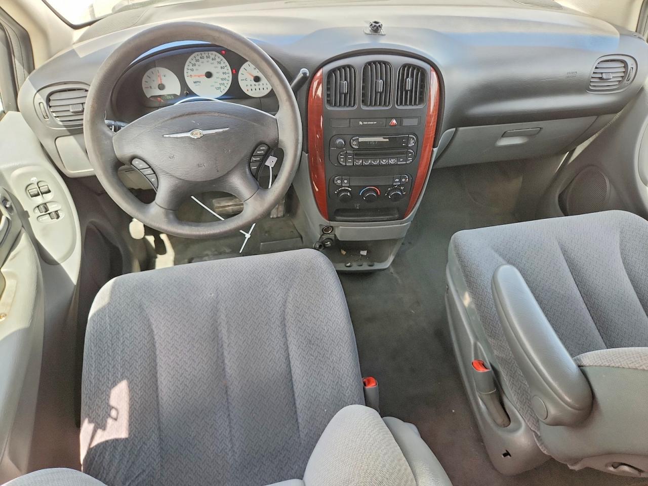 2005 Chrysler Town & Country Silver vin: 1C4GP45RX5B411510