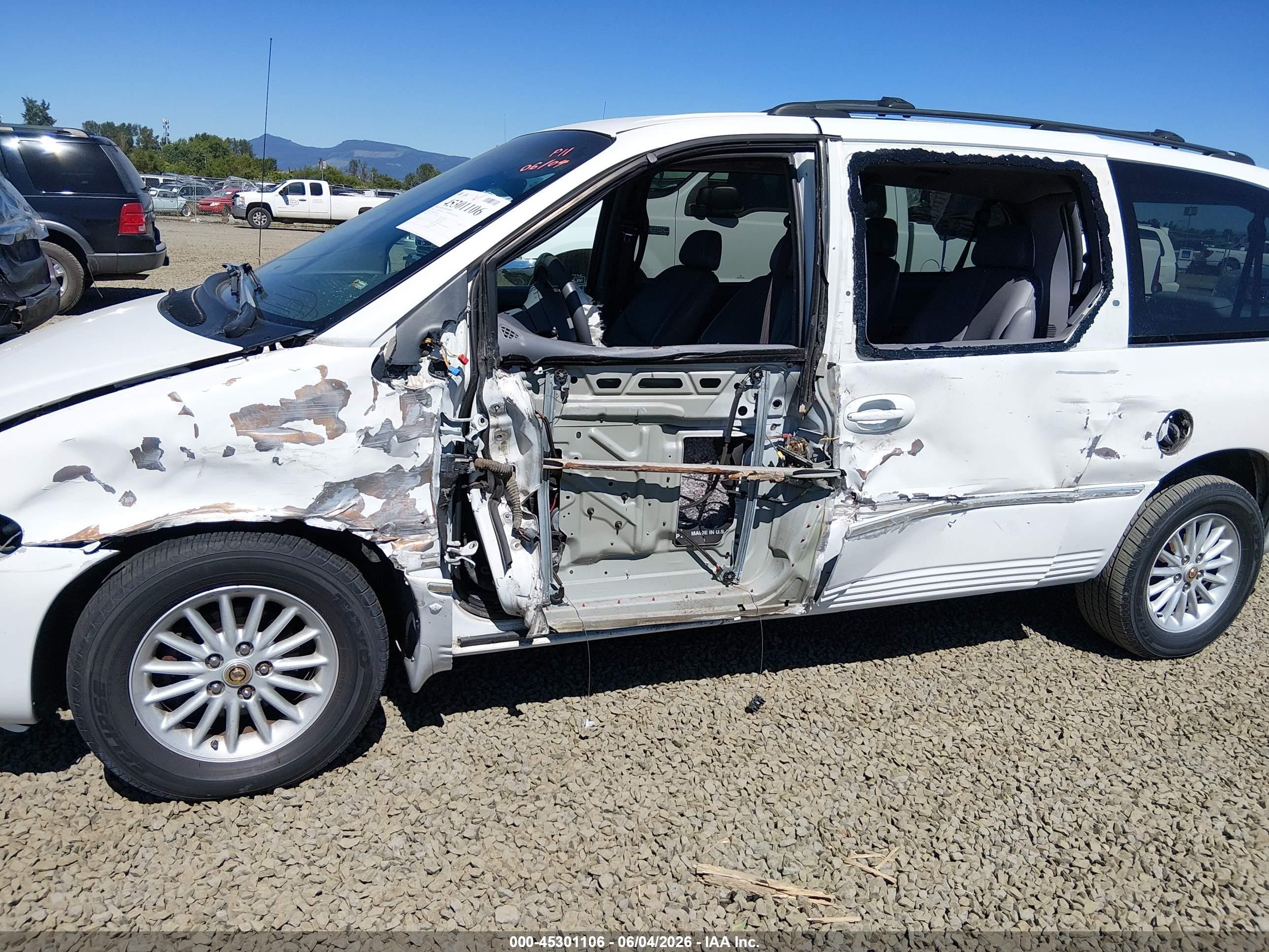 2000 Chrysler Town & Country Lxi White vin: 1C4GP54L4YB535697