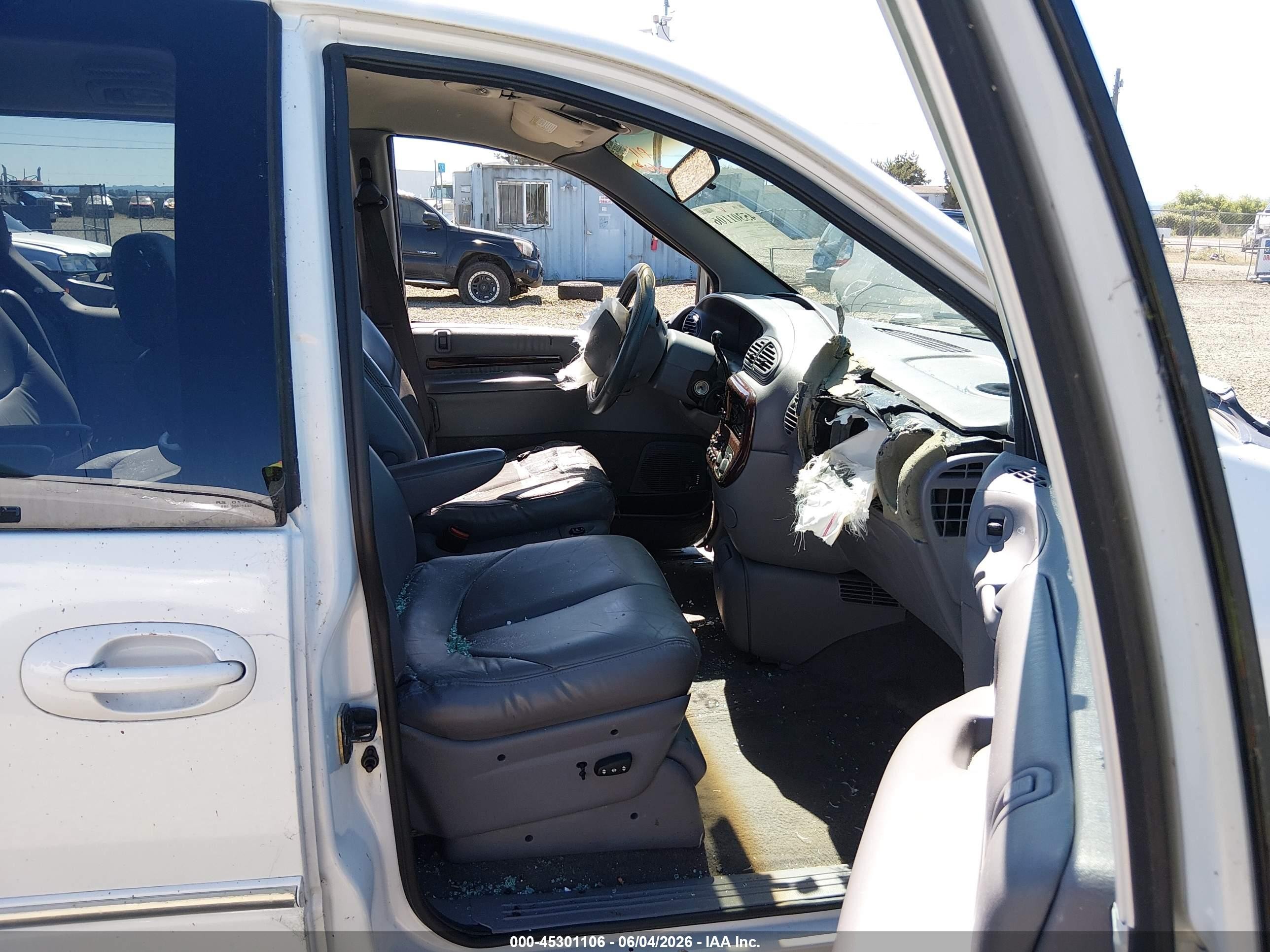 2000 Chrysler Town & Country Lxi White vin: 1C4GP54L4YB535697