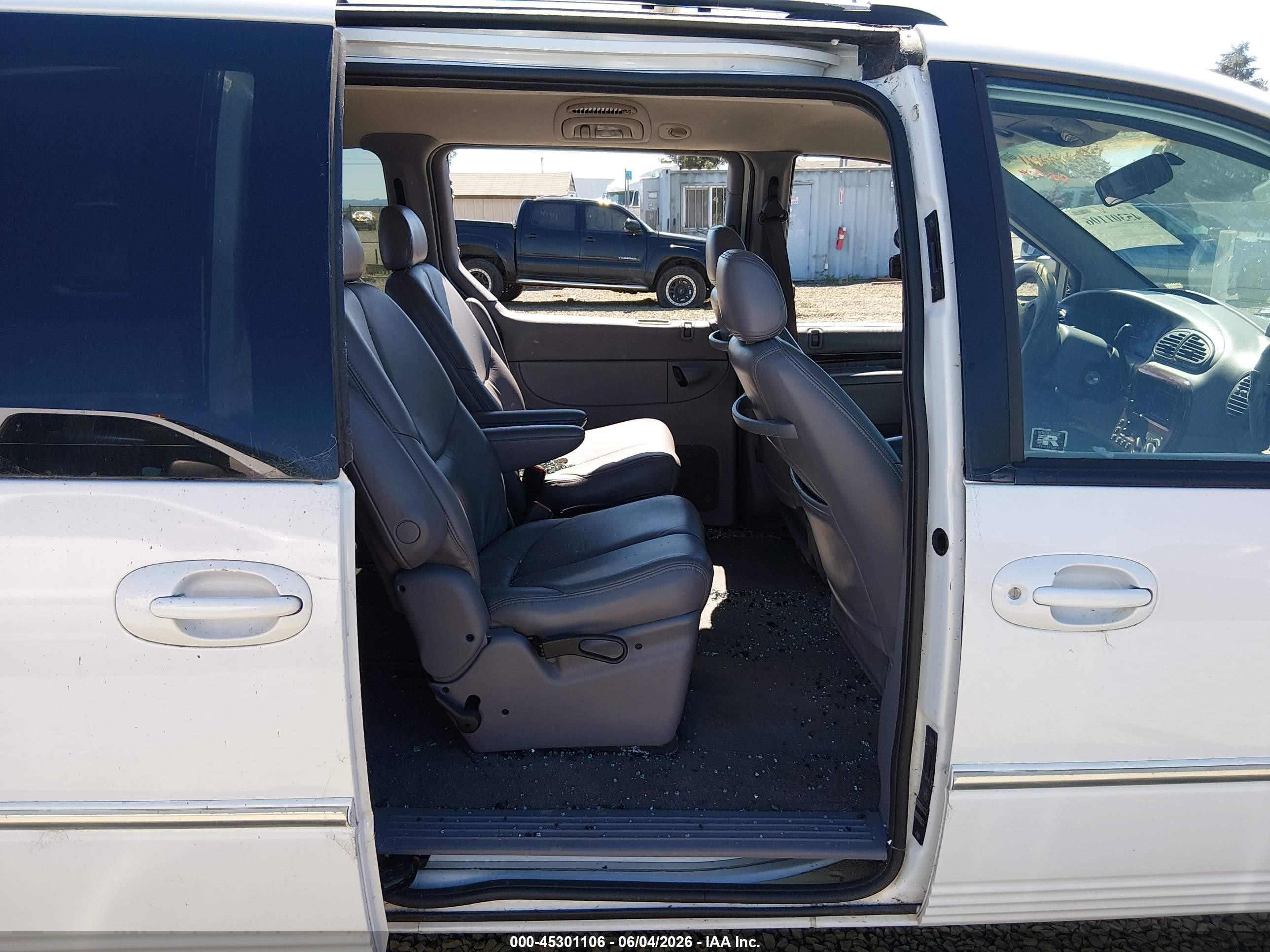 2000 Chrysler Town & Country Lxi White vin: 1C4GP54L4YB535697