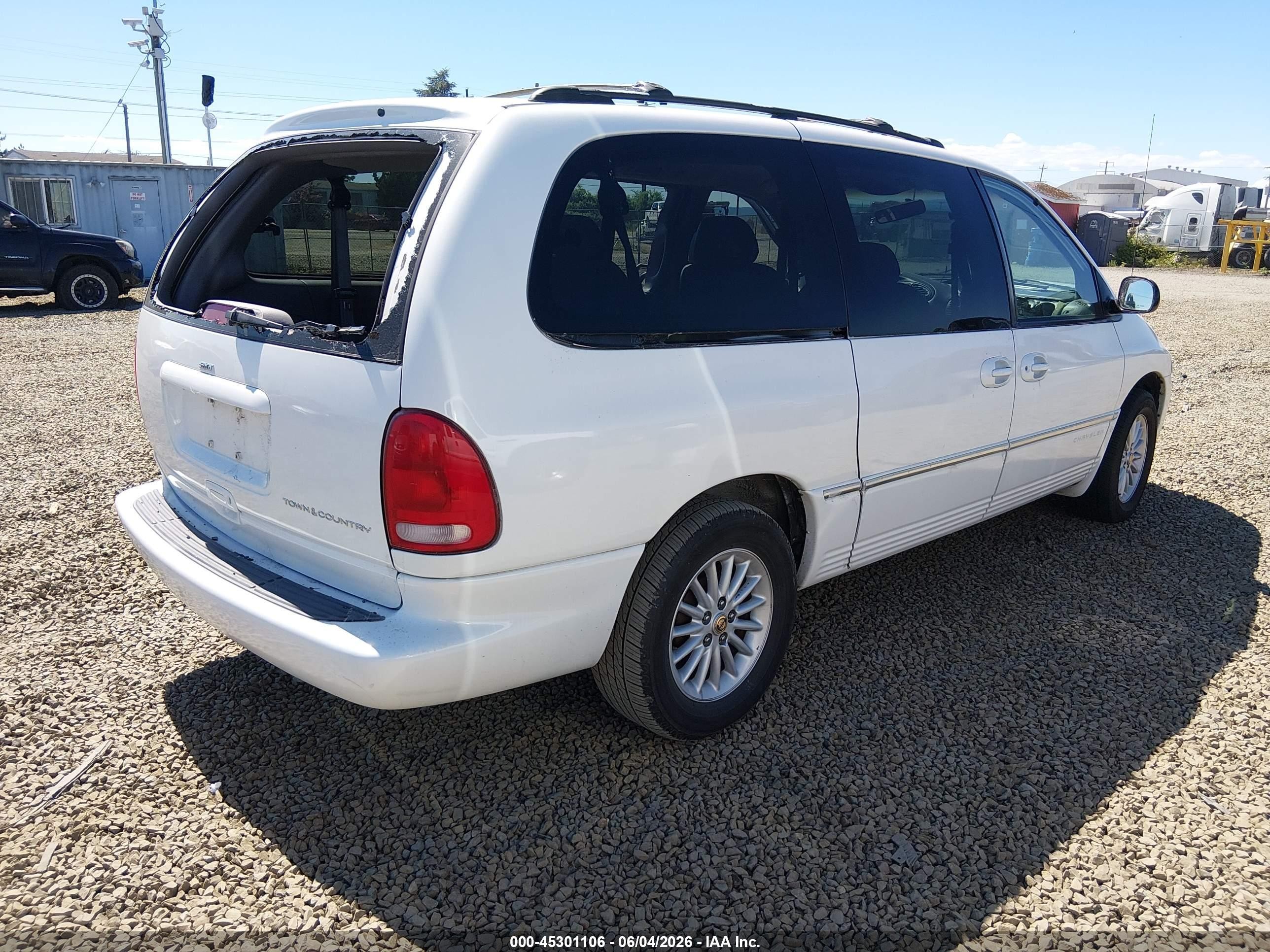 2000 Chrysler Town & Country Lxi White vin: 1C4GP54L4YB535697