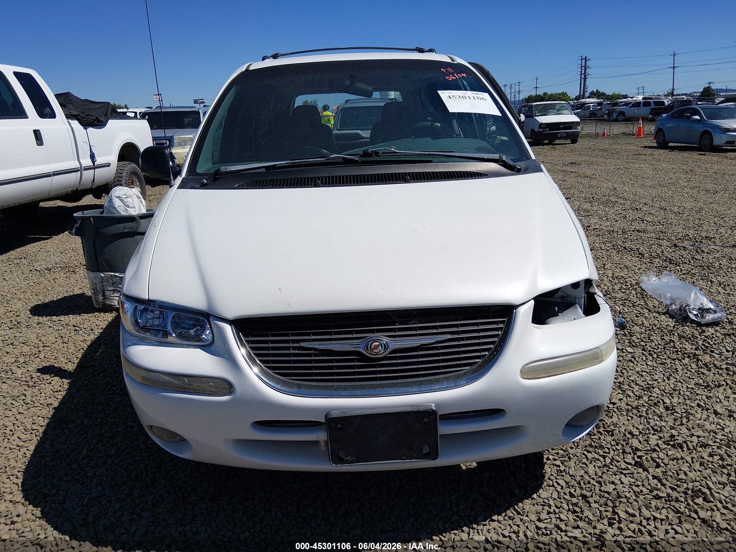 2000 Chrysler Town & Country Lxi White vin: 1C4GP54L4YB535697