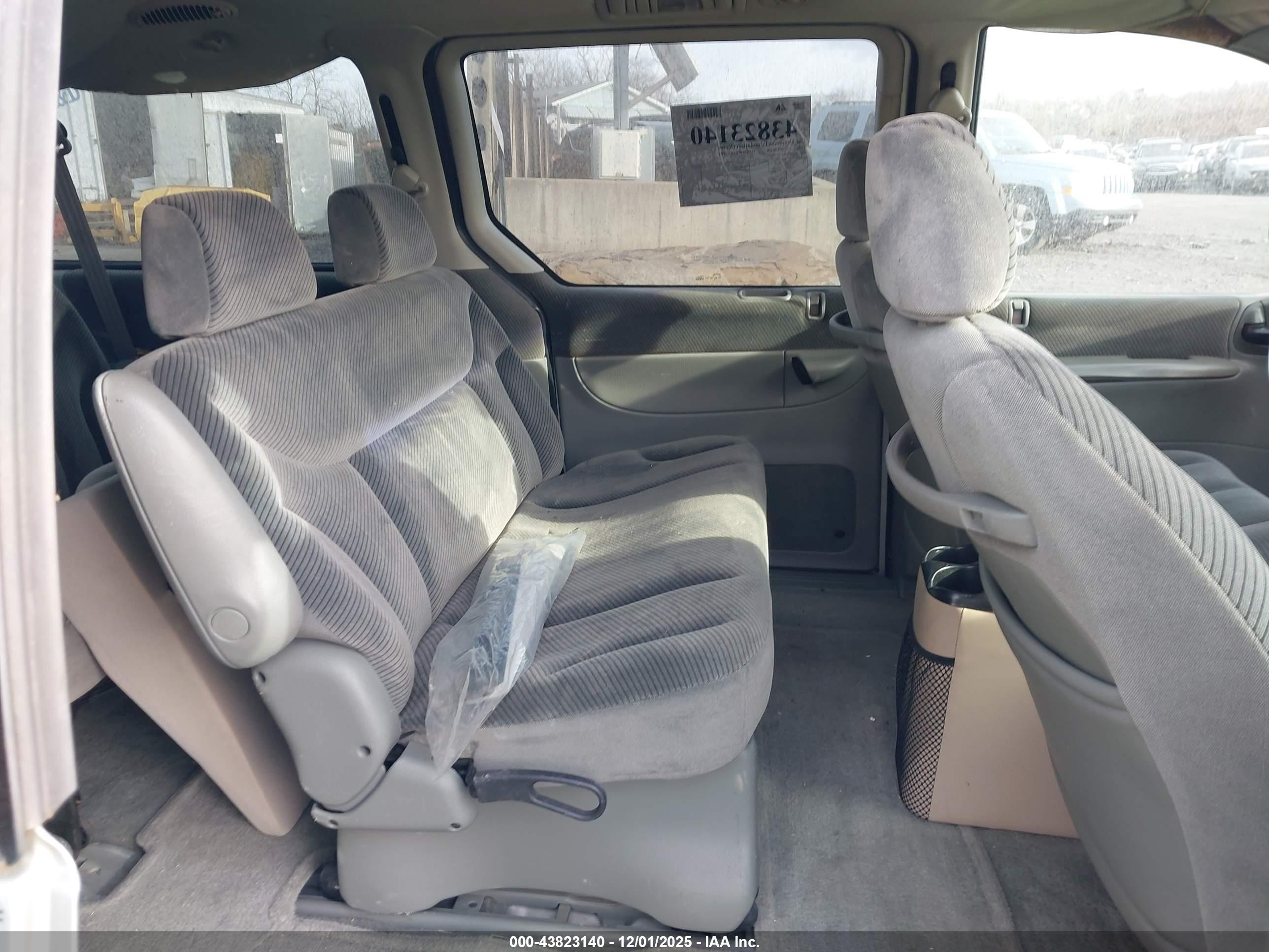 1996 Chrysler Town & Country   Silver vin: 1C4GP54R2TB114266