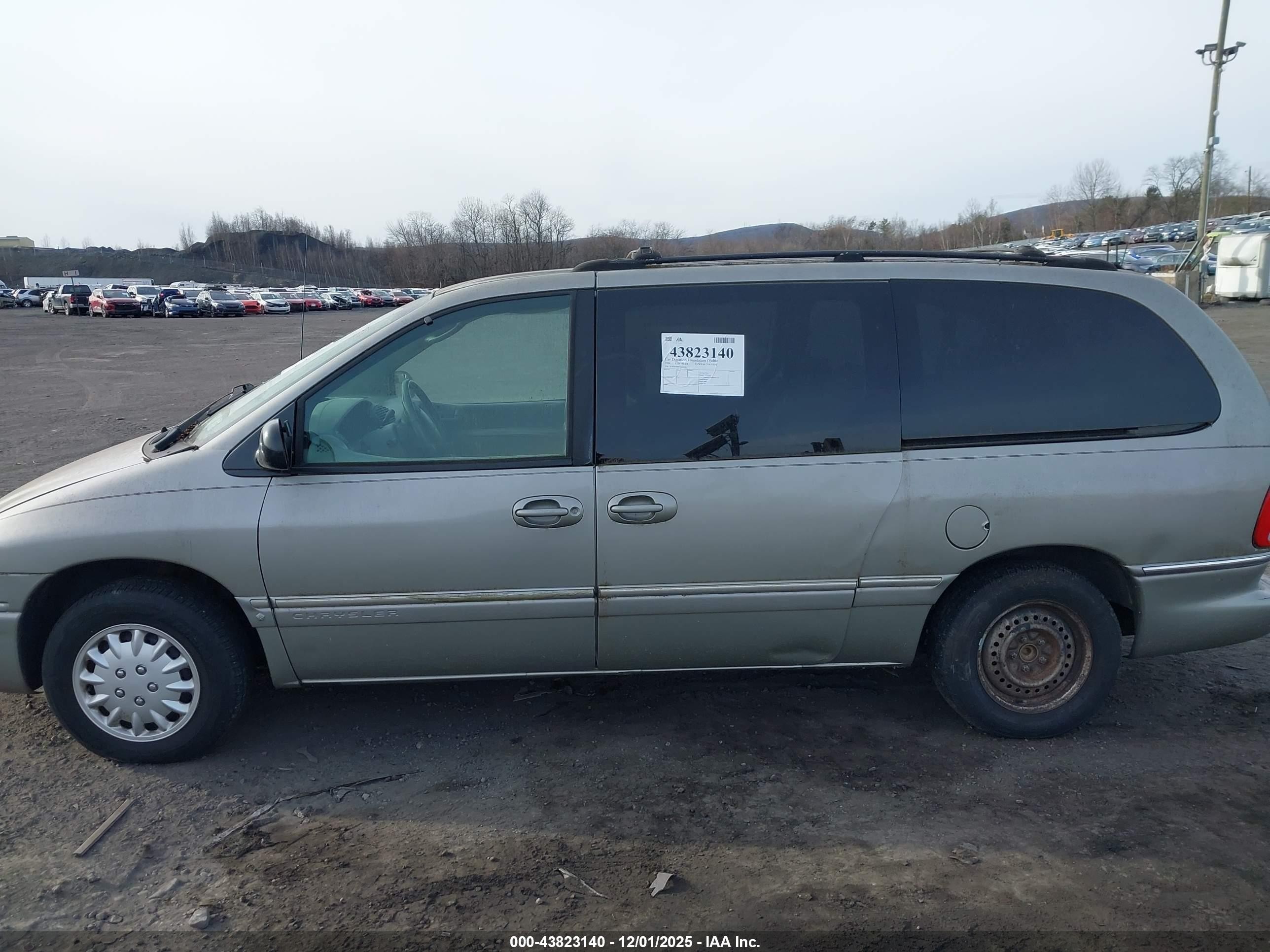1996 Chrysler Town & Country   Silver vin: 1C4GP54R2TB114266