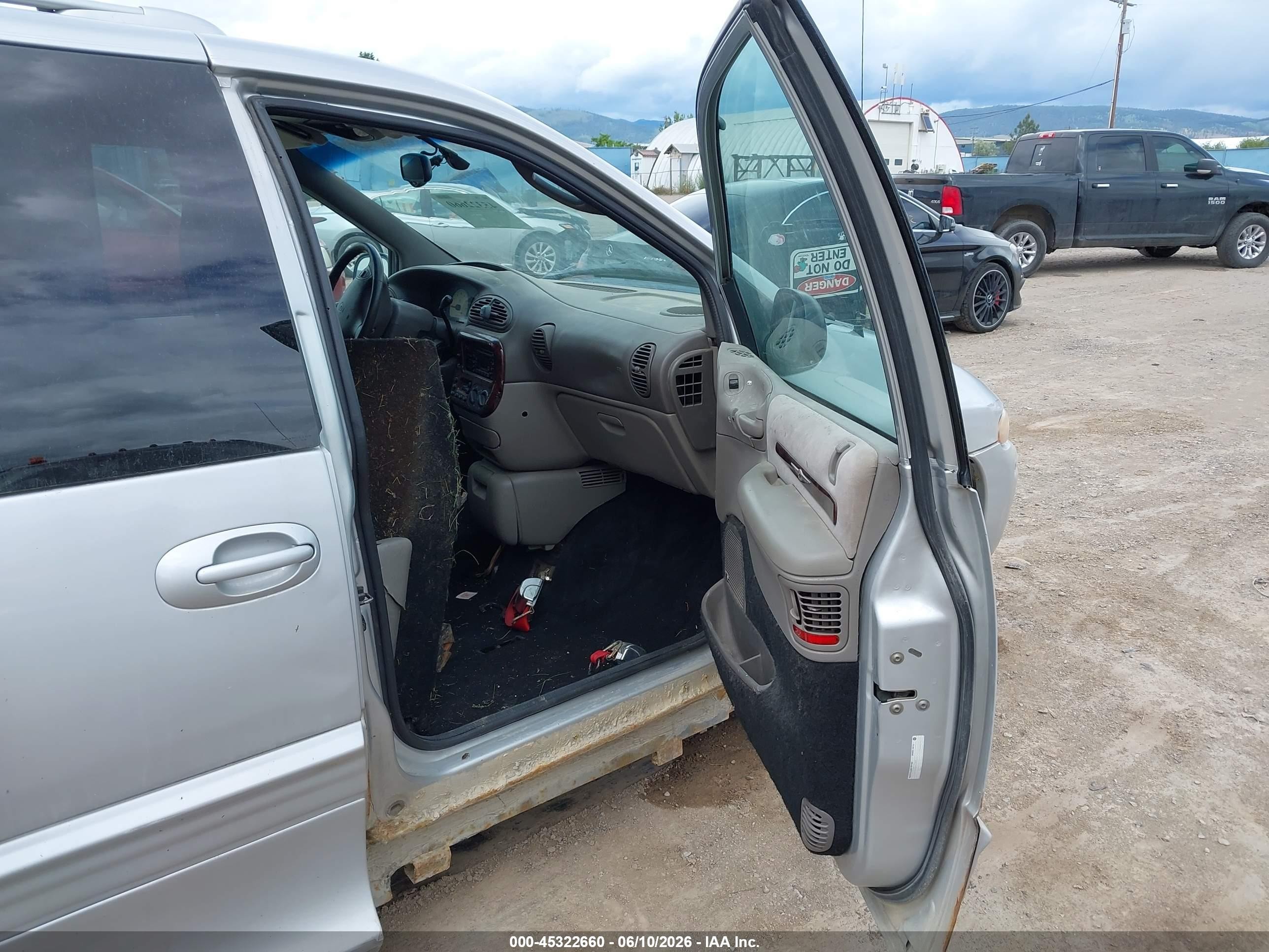 2000 Chrysler Town & Country Limited Silver vin: 1C4GP64L3YB727876