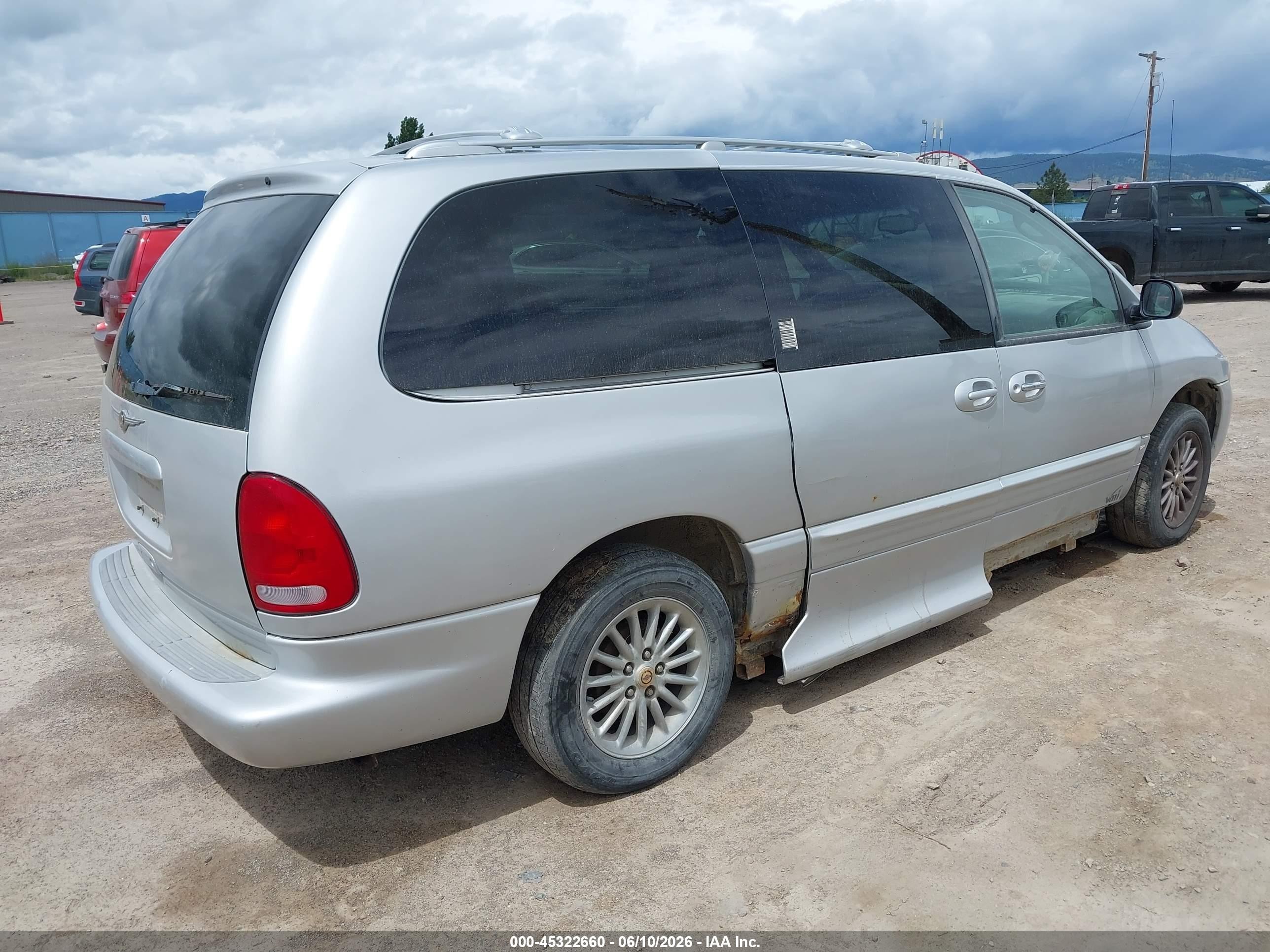 2000 Chrysler Town & Country Limited Silver vin: 1C4GP64L3YB727876