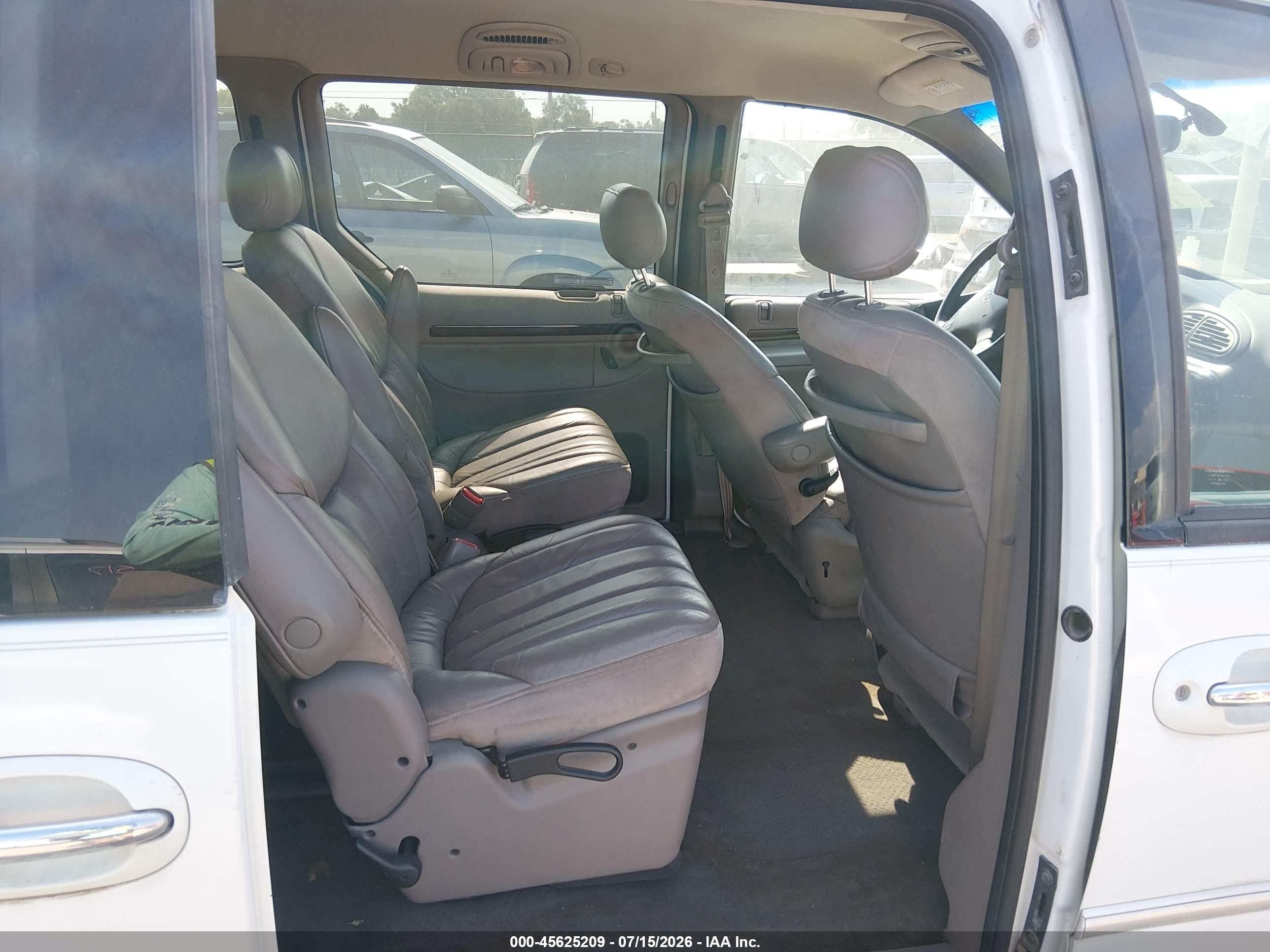 2000 Chrysler Town & Country Limited White vin: 1C4GP64L4YB688165