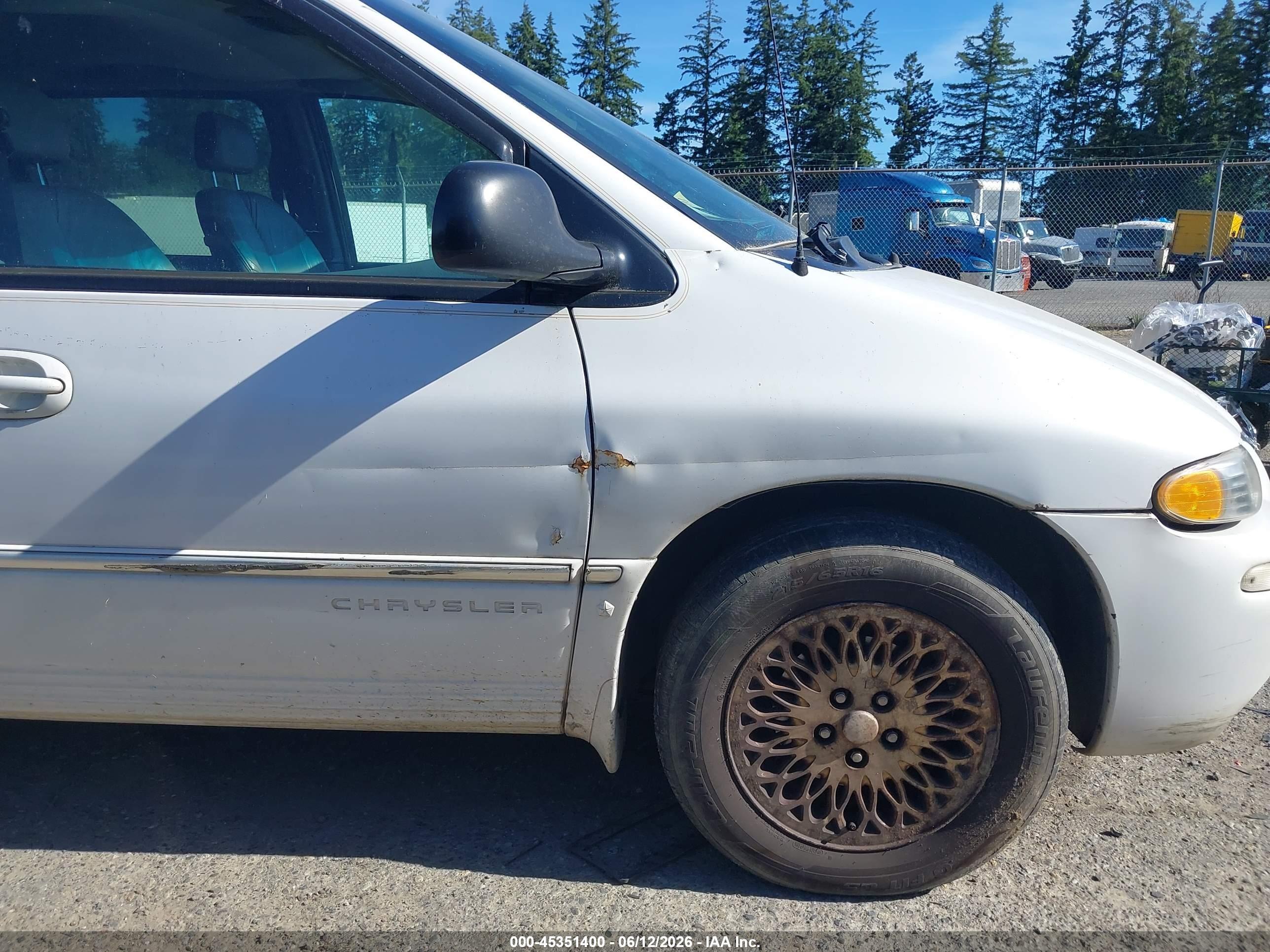 1998 Chrysler Town & Country Lxi White vin: 1C4GP64L8WB656574