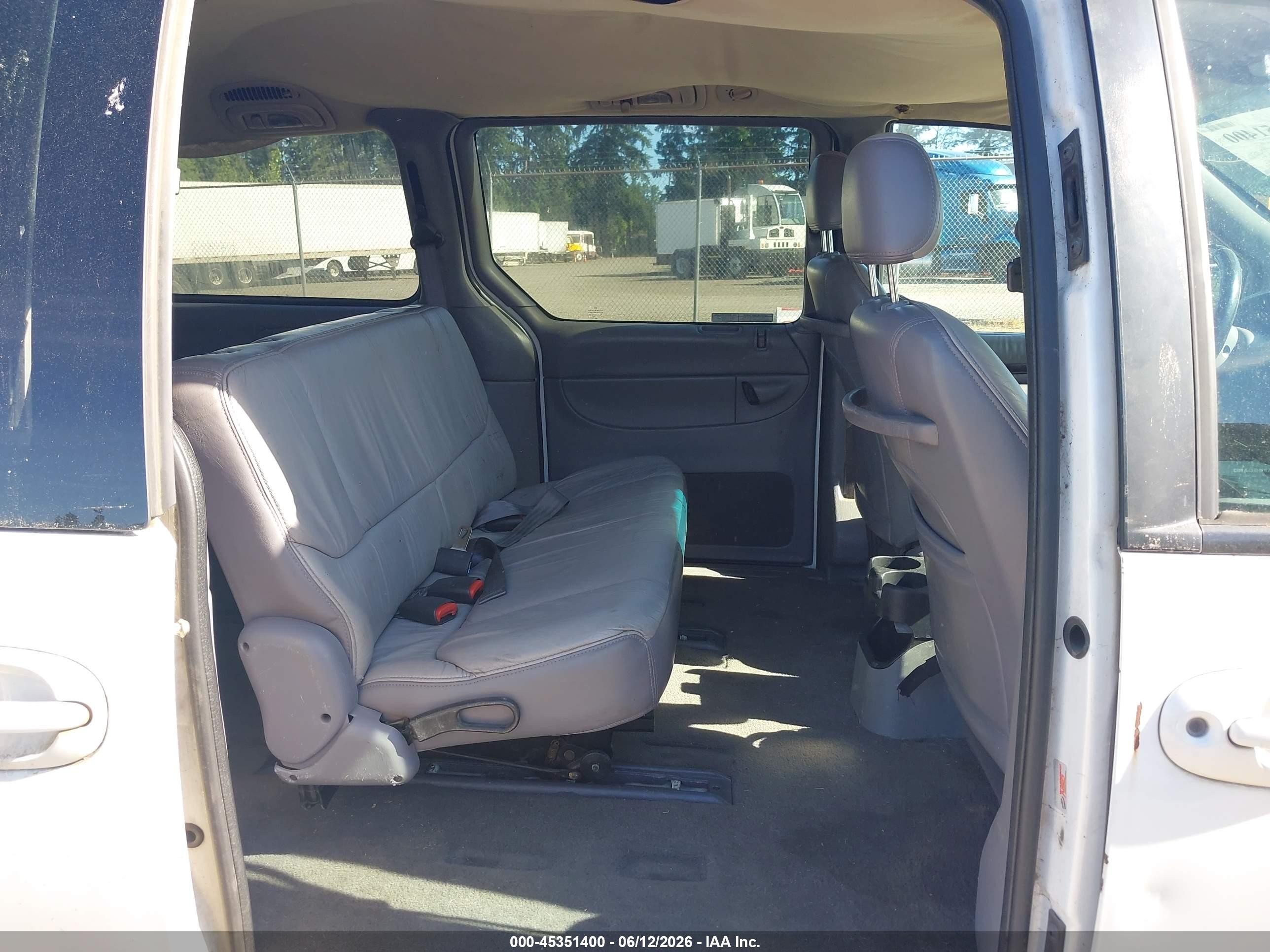 1998 Chrysler Town & Country Lxi White vin: 1C4GP64L8WB656574