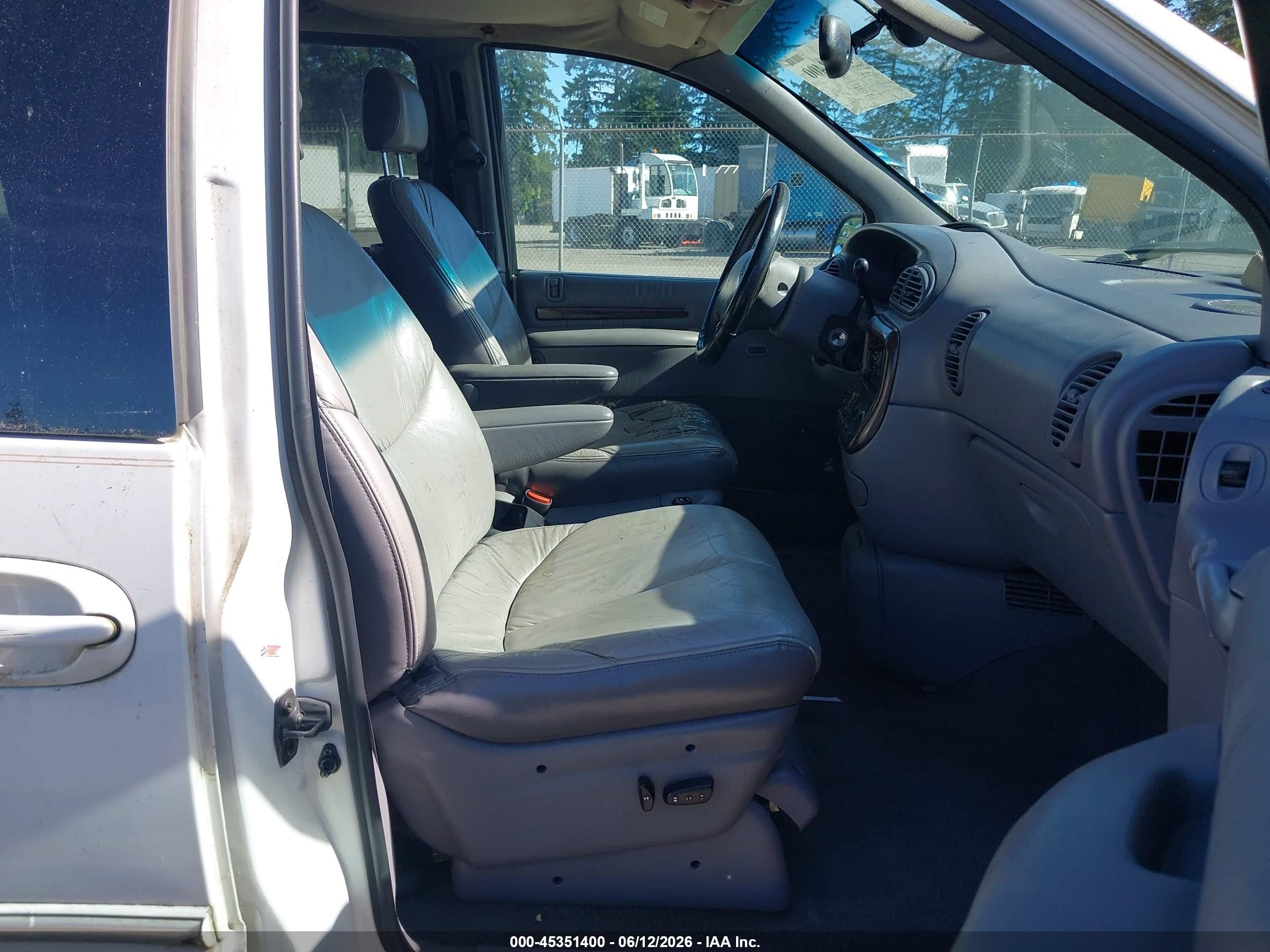 1998 Chrysler Town & Country Lxi White vin: 1C4GP64L8WB656574