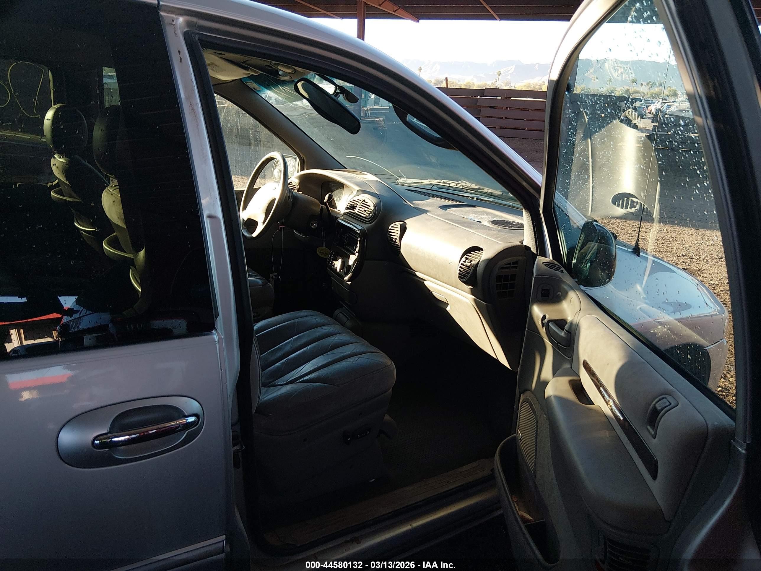 1999 Chrysler Town & Country Limited Silver vin: 1C4GP64L8XB916537