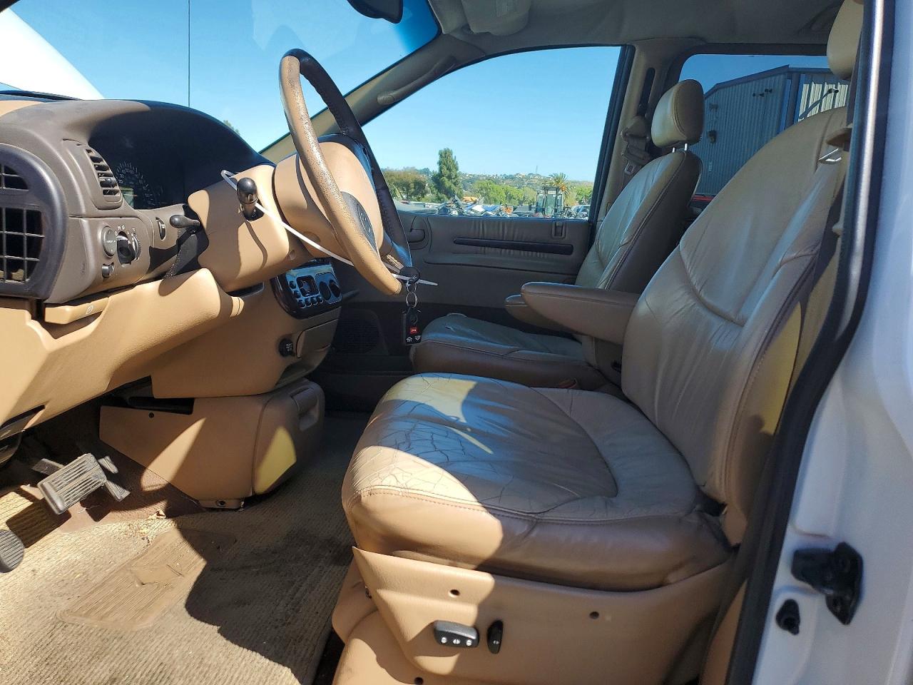 1998 Chrysler Town & Country Lxi White vin: 1C4GP64L9WB630467