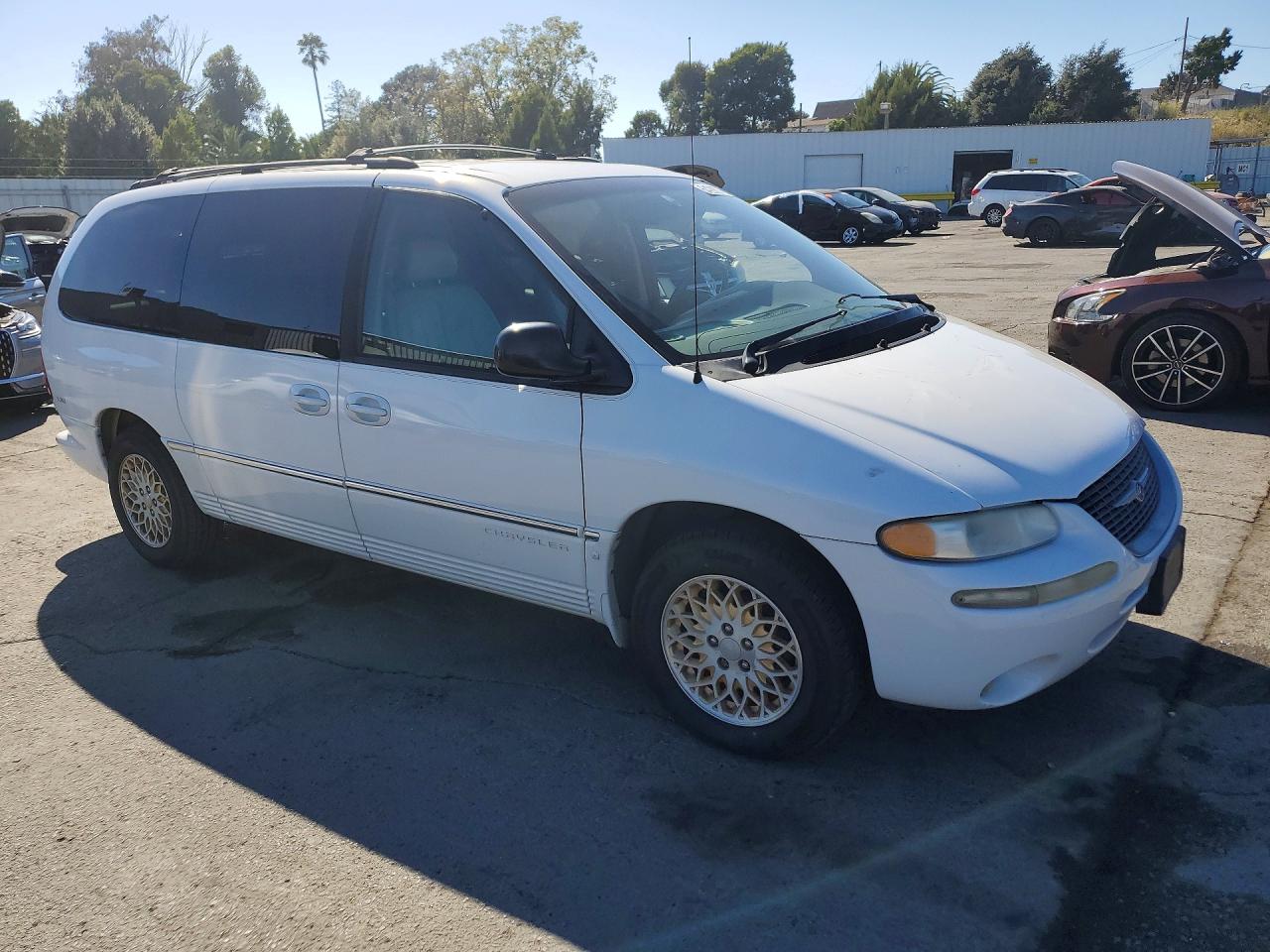 1998 Chrysler Town & Country Lxi White vin: 1C4GP64L9WB630467