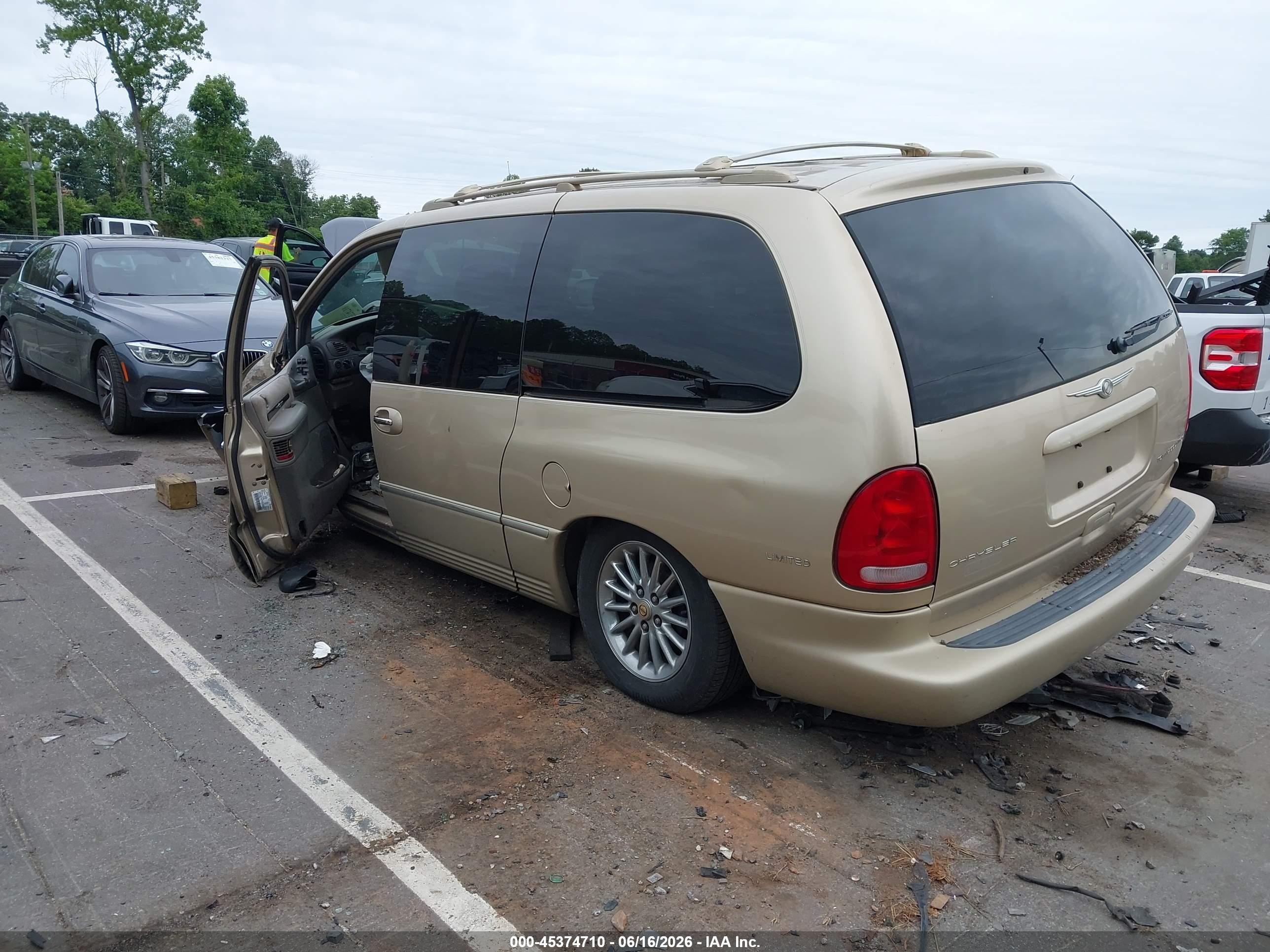 2000 Chrysler Town & Country Limited Beige vin: 1C4GP64LXYB566801