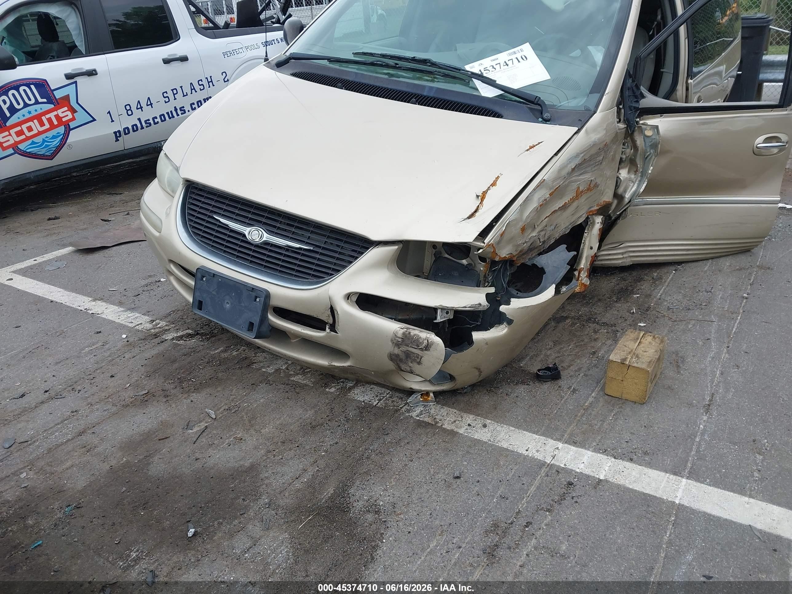 2000 Chrysler Town & Country Limited Beige vin: 1C4GP64LXYB566801