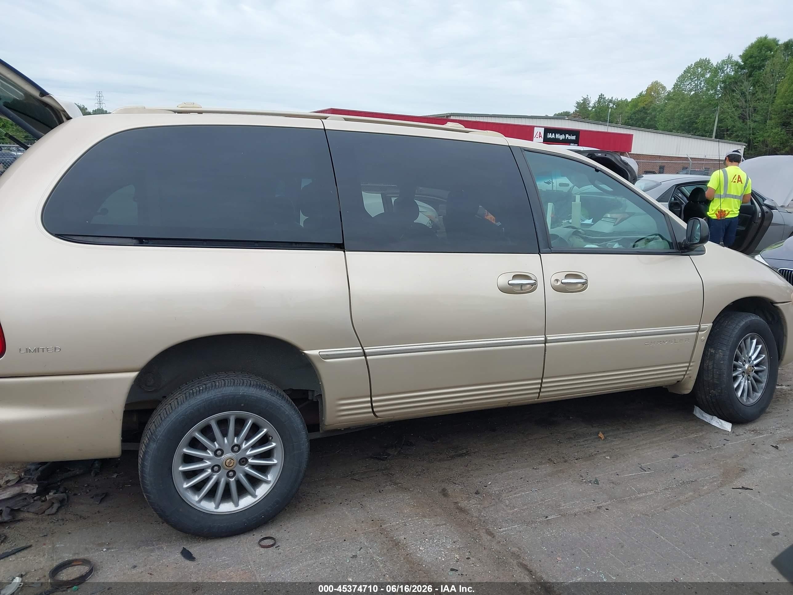 2000 Chrysler Town & Country Limited Beige vin: 1C4GP64LXYB566801