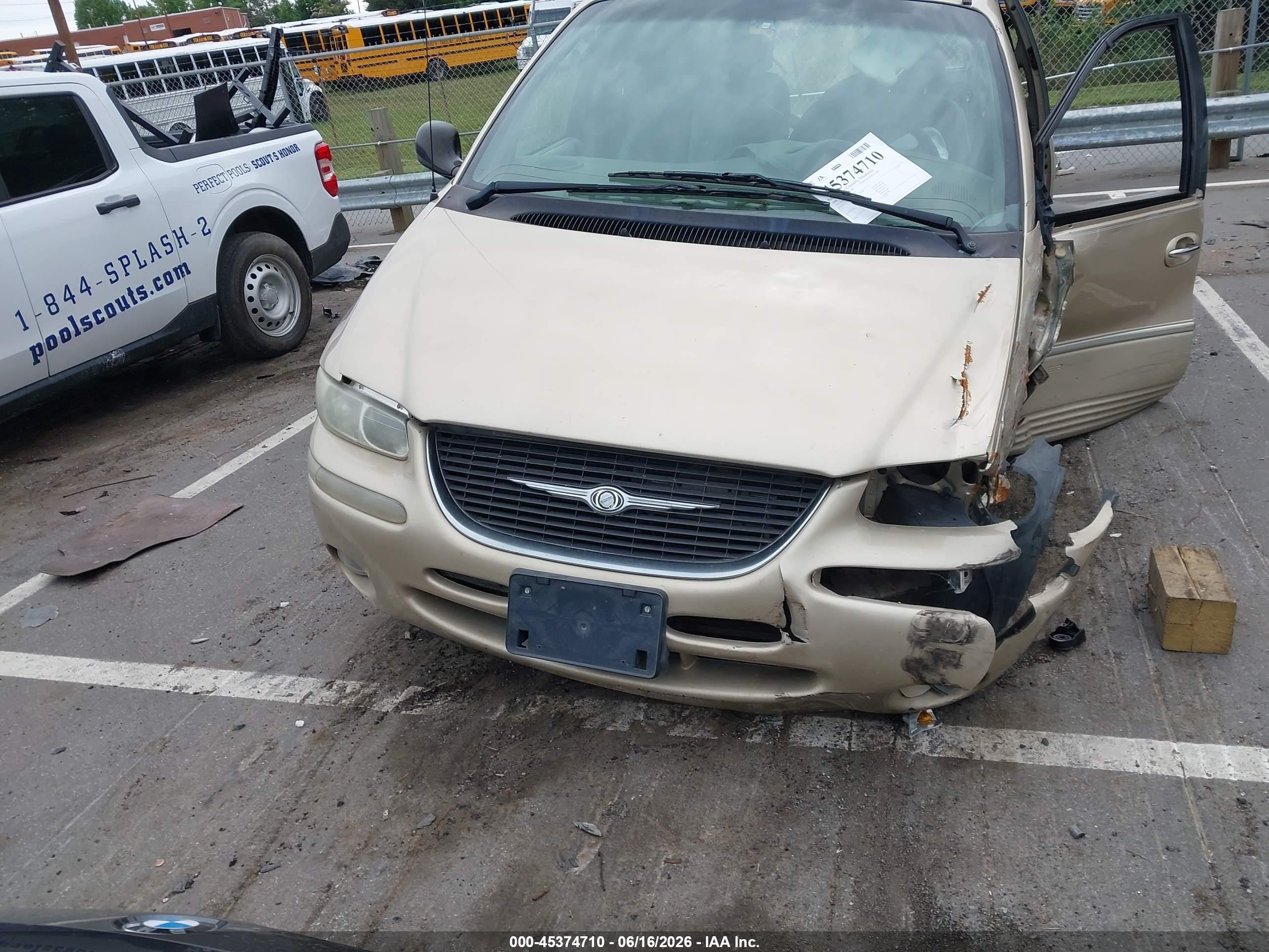 2000 Chrysler Town & Country Limited Beige vin: 1C4GP64LXYB566801