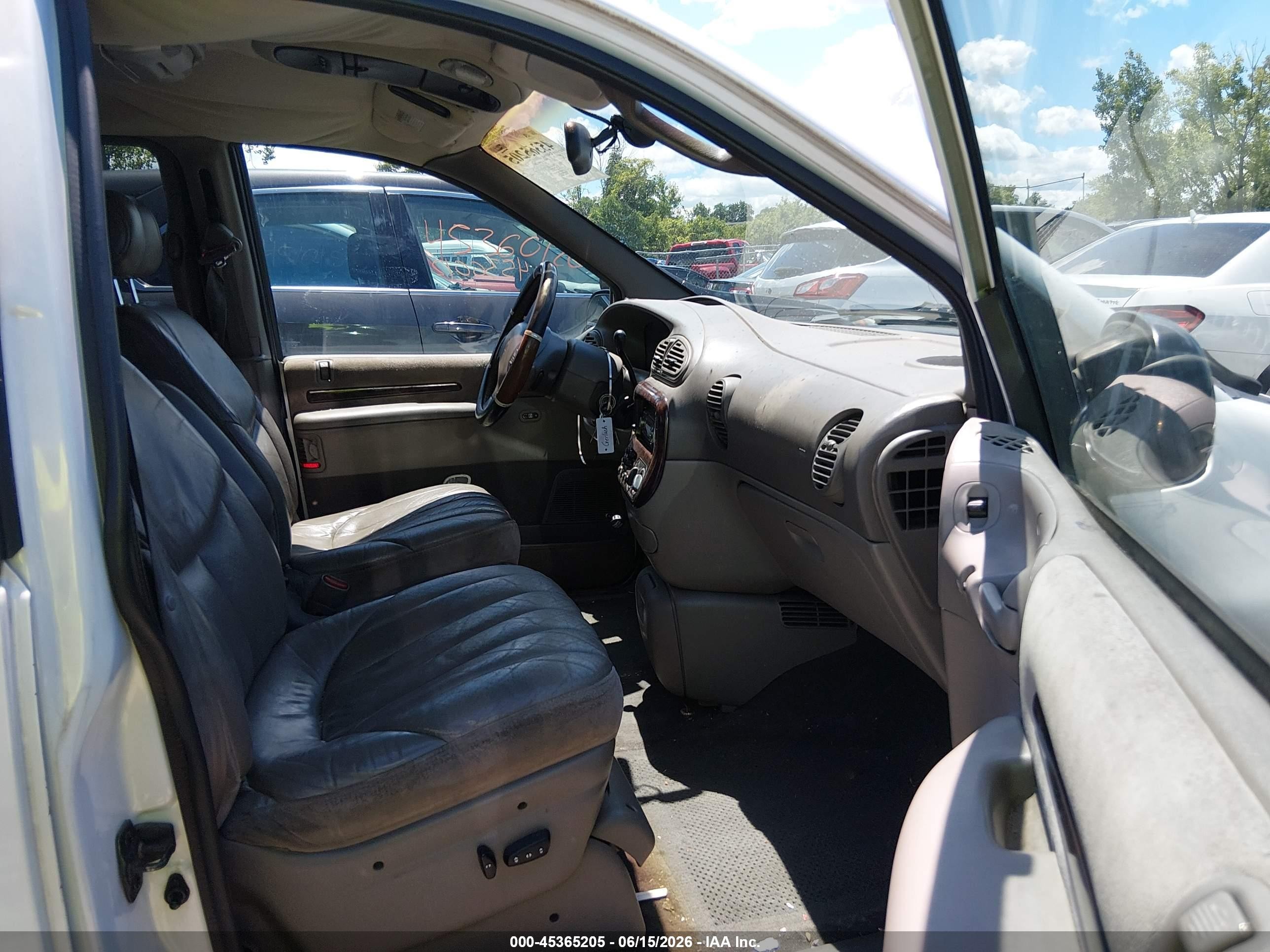 1999 Chrysler Town & Country Limited White vin: 1C4GT64L2XB719729