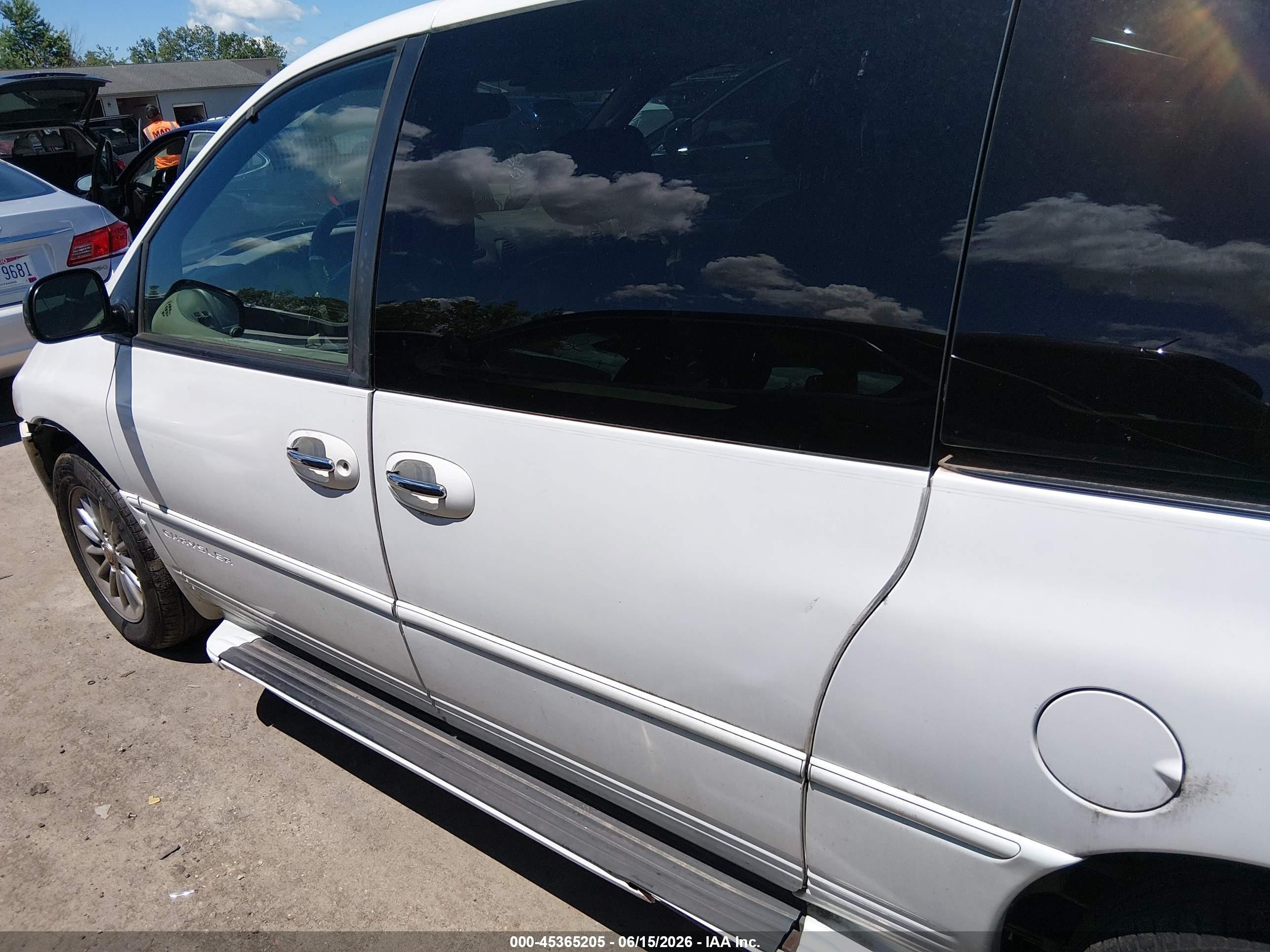 1999 Chrysler Town & Country Limited White vin: 1C4GT64L2XB719729