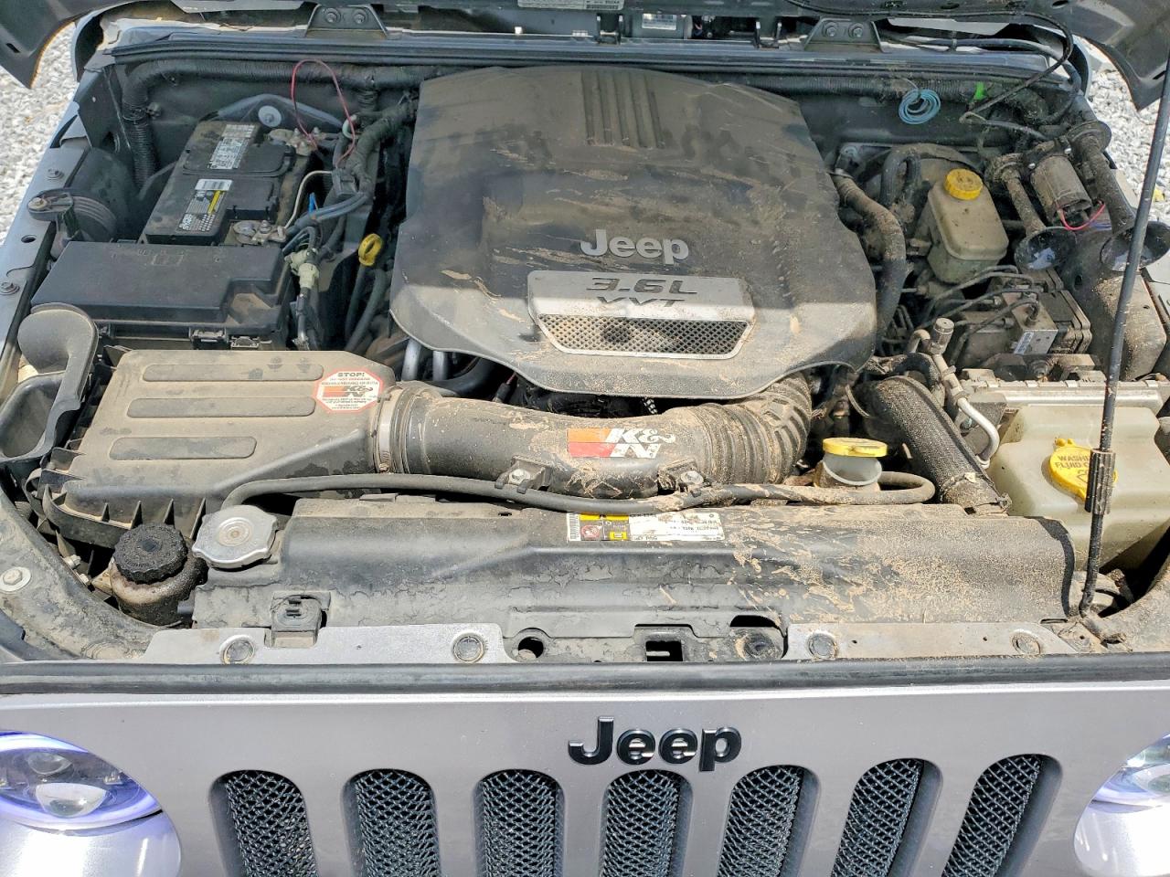 2013 Jeep Wrangler Unlimited Sport Silver vin: 1C4HJWDG1DL657792