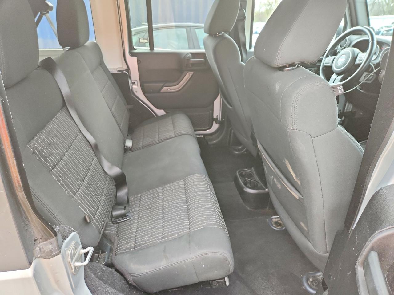 2012 Jeep Wrangler Unlimited Sport Silver vin: 1C4HJWDG2CL181468