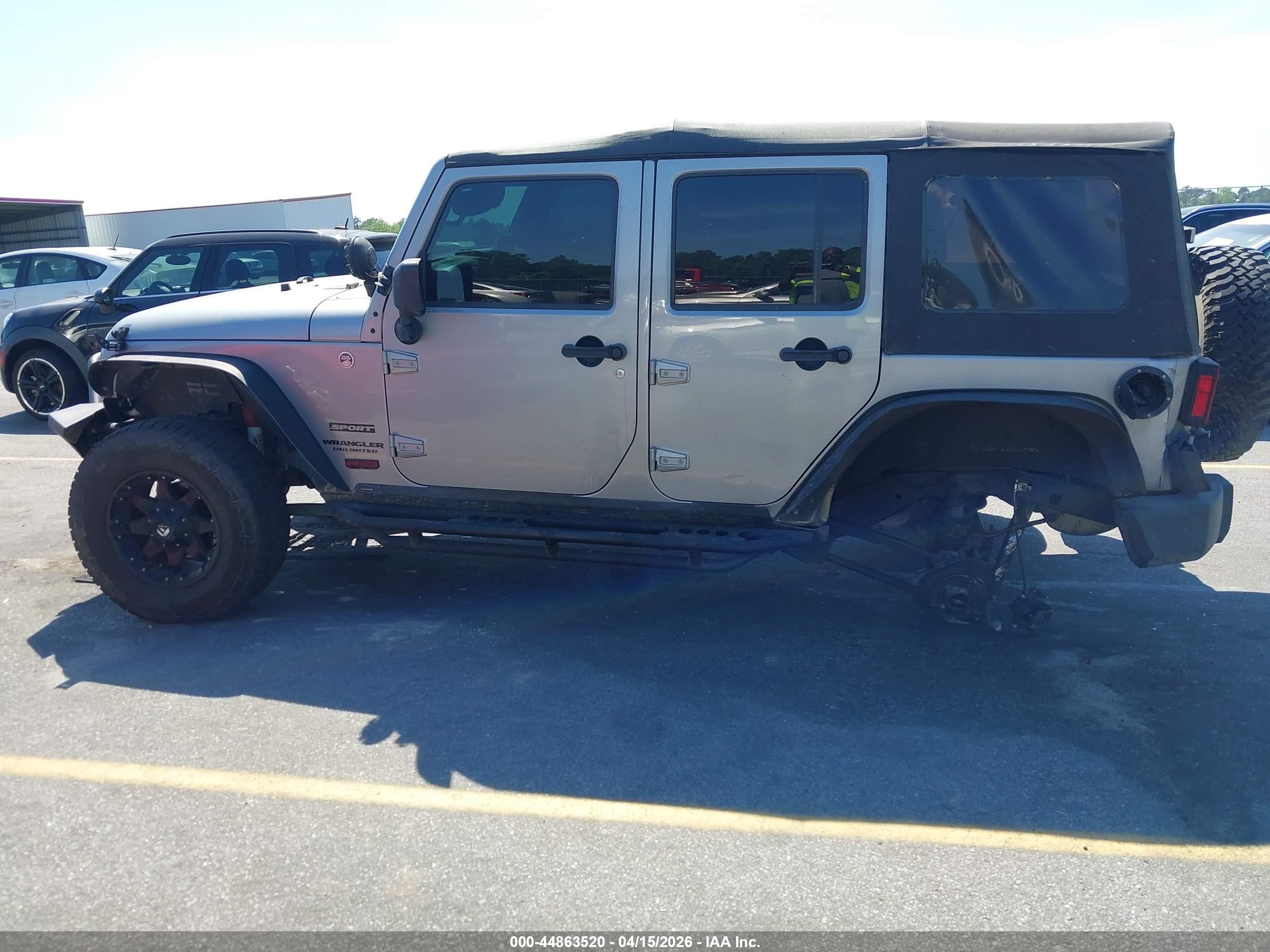 2014 Jeep Wrangler Unlimited Sport Silver vin: 1C4HJWDG3EL148109