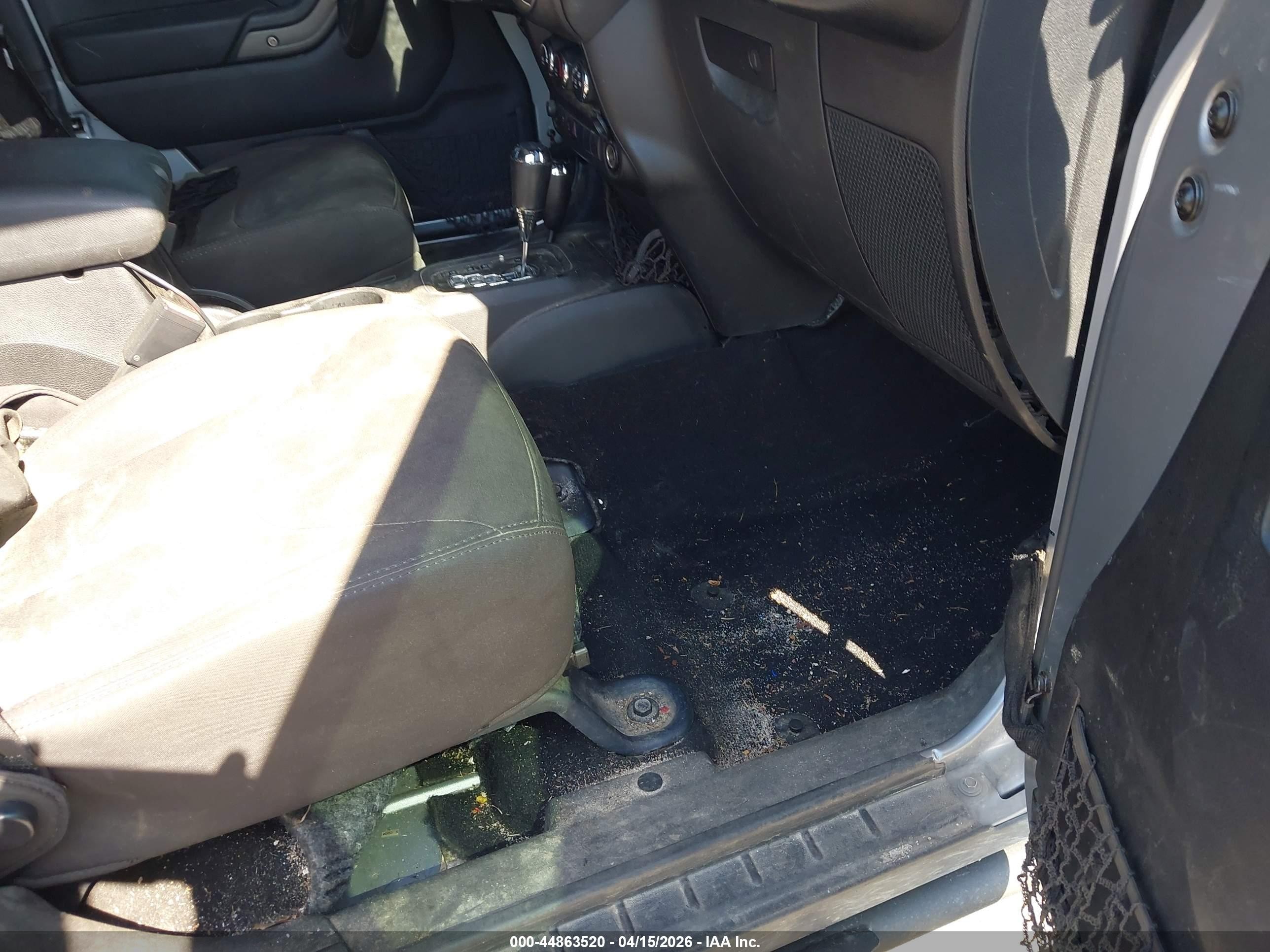 2014 Jeep Wrangler Unlimited Sport Silver vin: 1C4HJWDG3EL148109