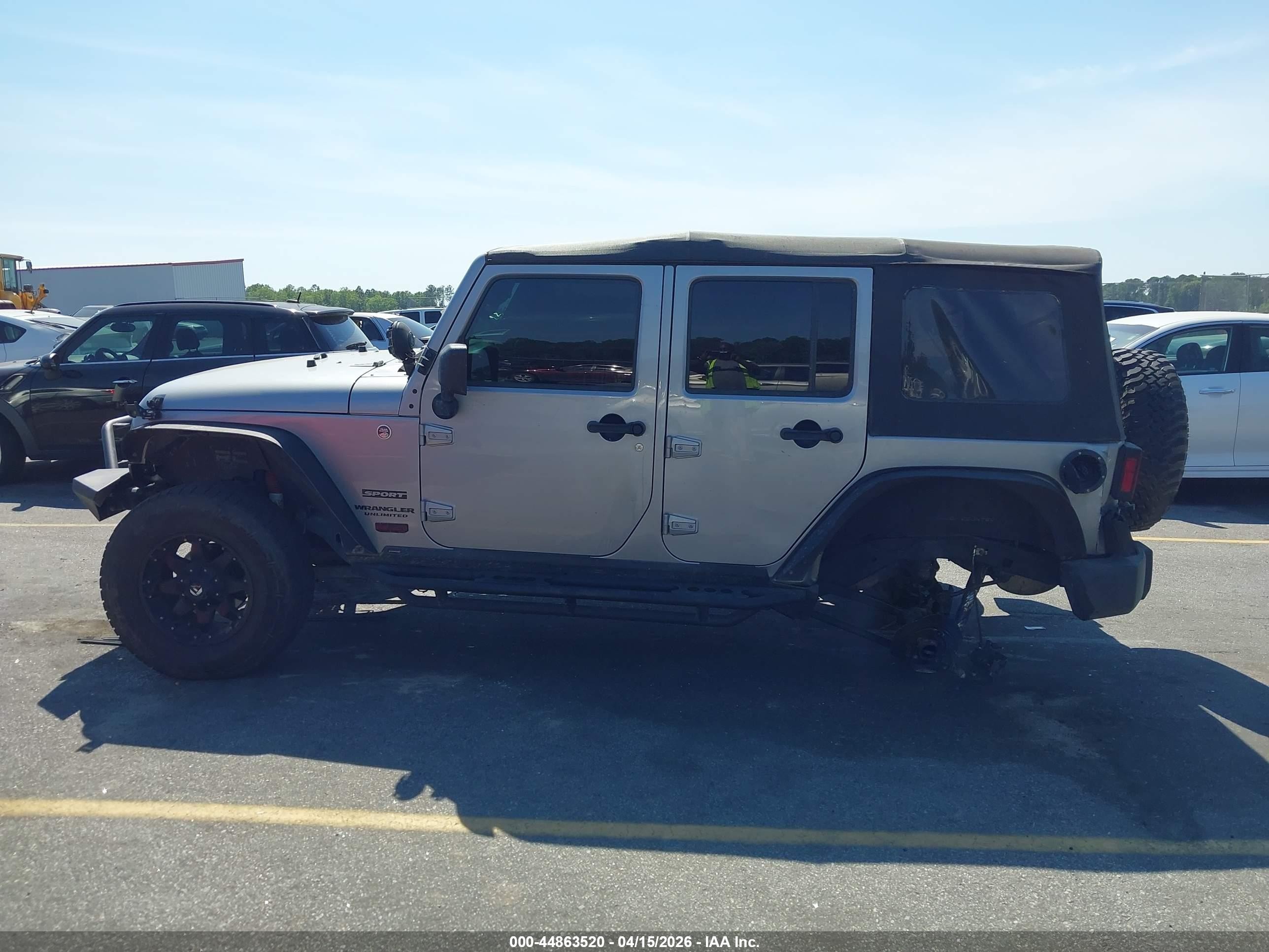 2014 Jeep Wrangler Unlimited Sport Silver vin: 1C4HJWDG3EL148109