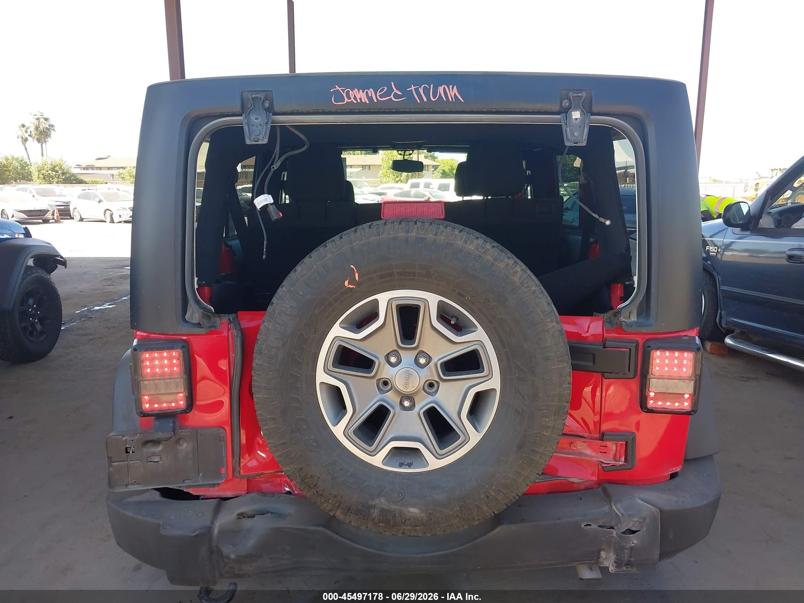 2015 Jeep Wrangler Unlimited Sport Red vin: 1C4HJWDG5FL533060