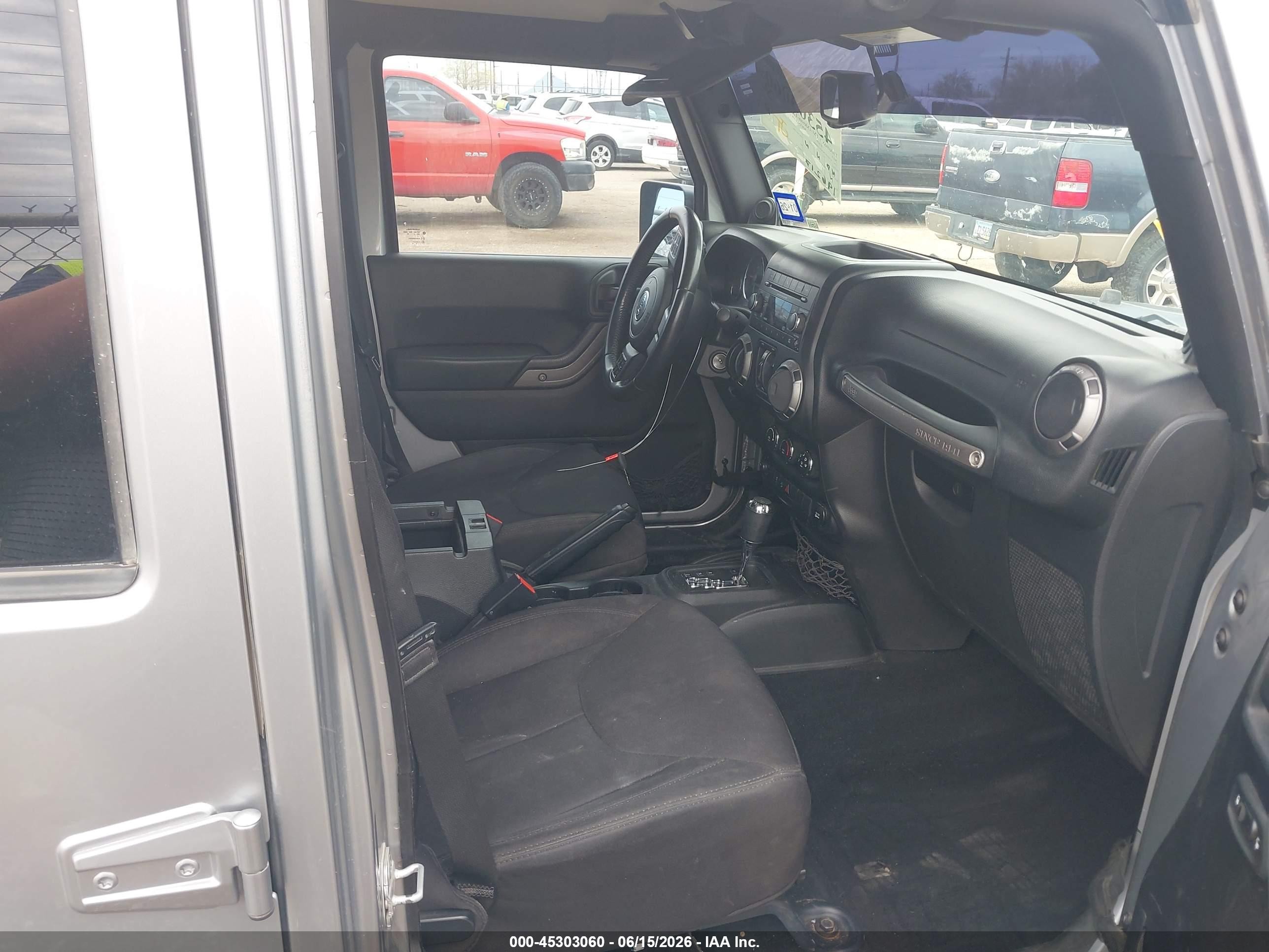 2013 Jeep Wrangler Unlimited Sport Silver vin: 1C4HJWDG8DL690904