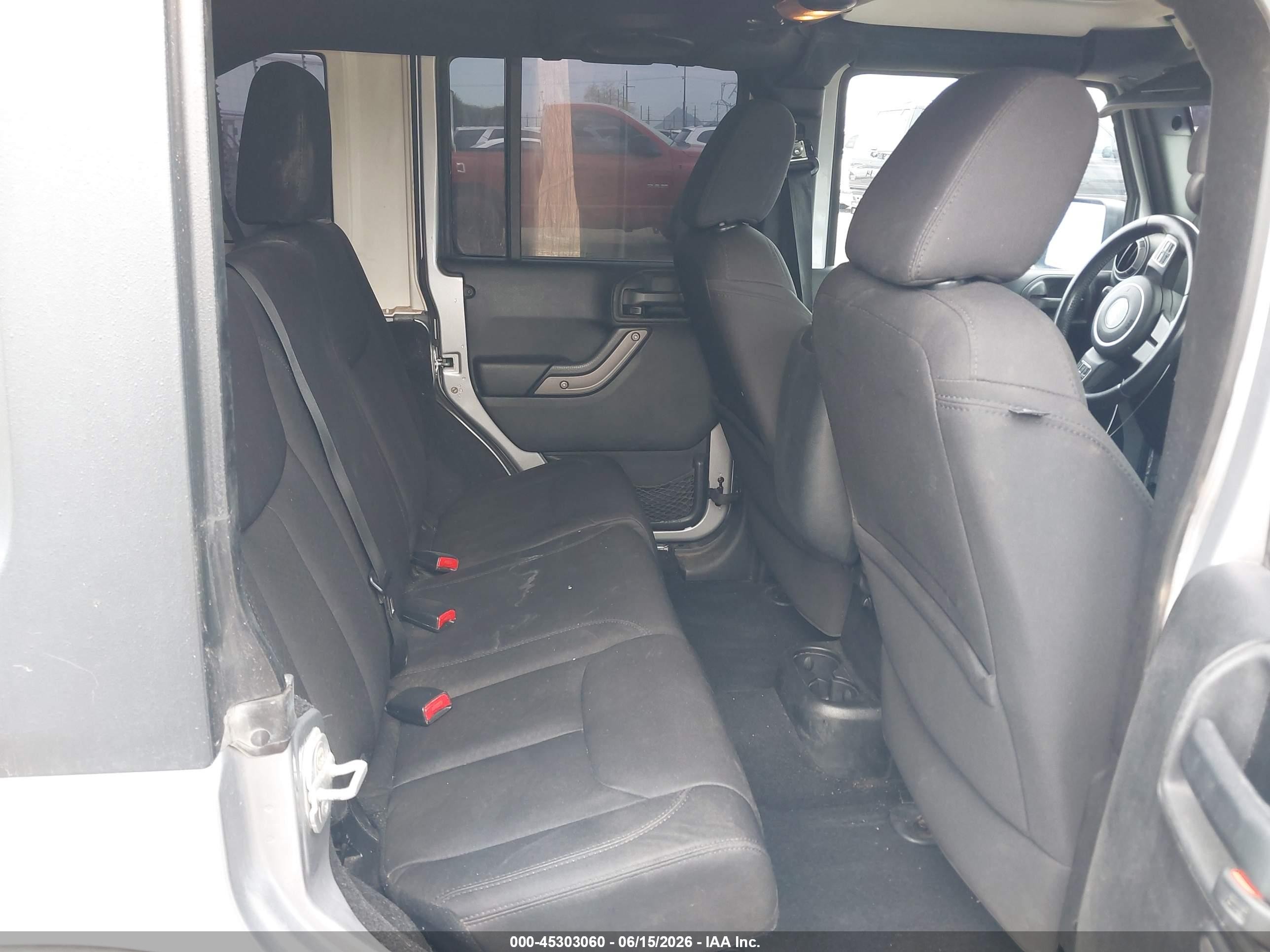 2013 Jeep Wrangler Unlimited Sport Silver vin: 1C4HJWDG8DL690904